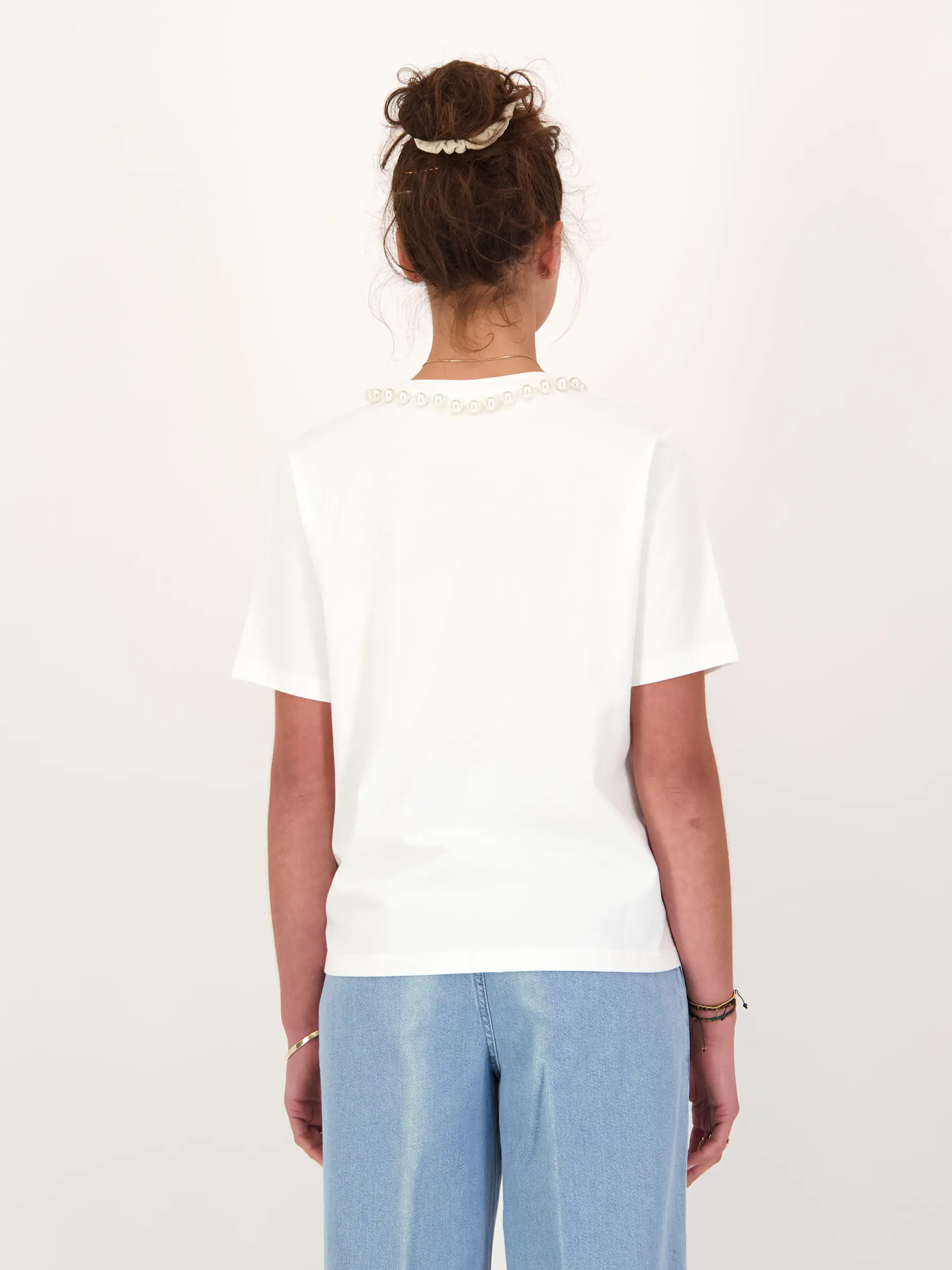 T-Shirt 'isos' mit Print - Artikel Rückseite getragen von einem Modell - Farbe: Weiß