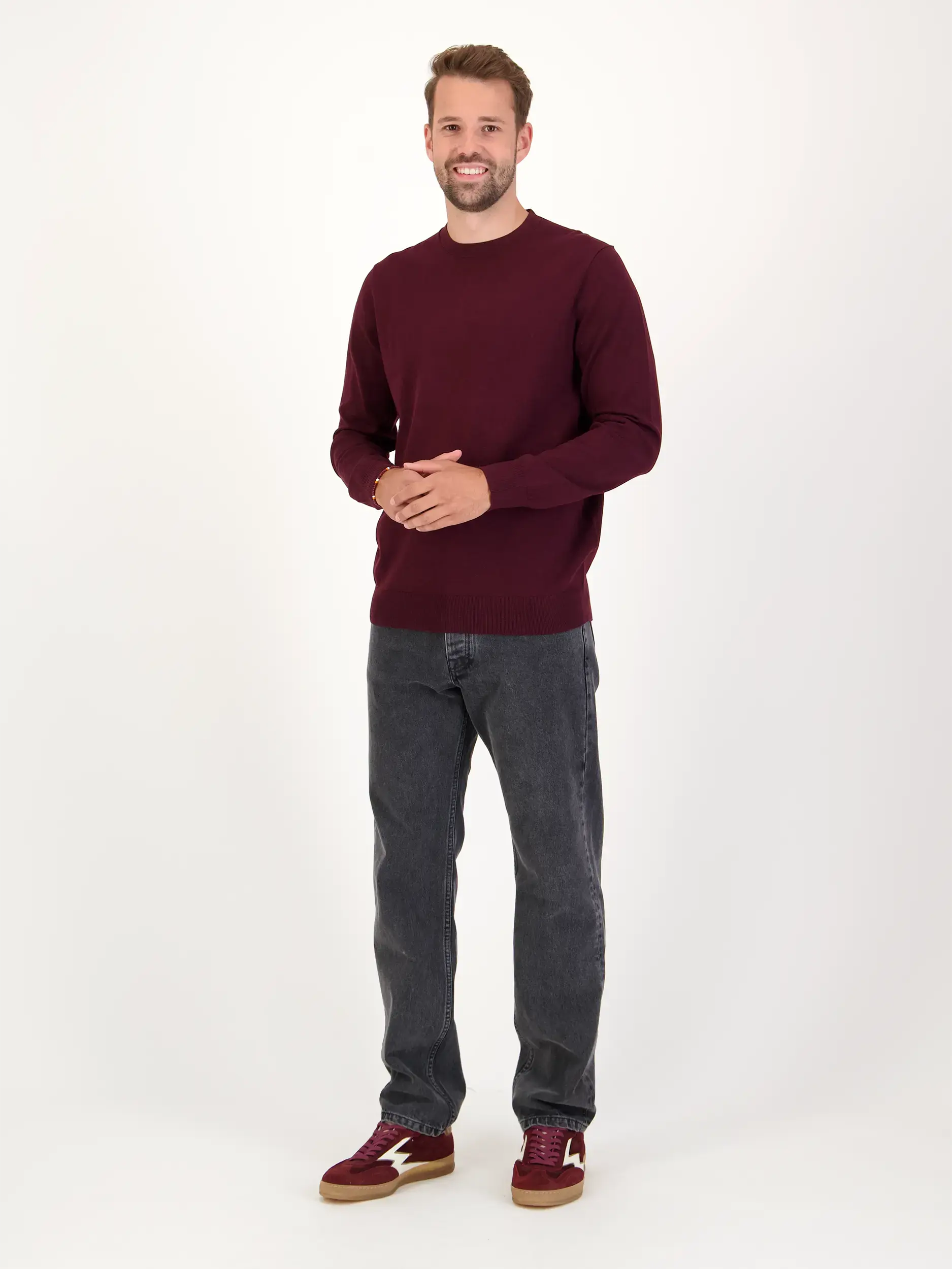 Pullover - Artikel Teil eines Outfits getragen von einem Modell - Farbe: Rot