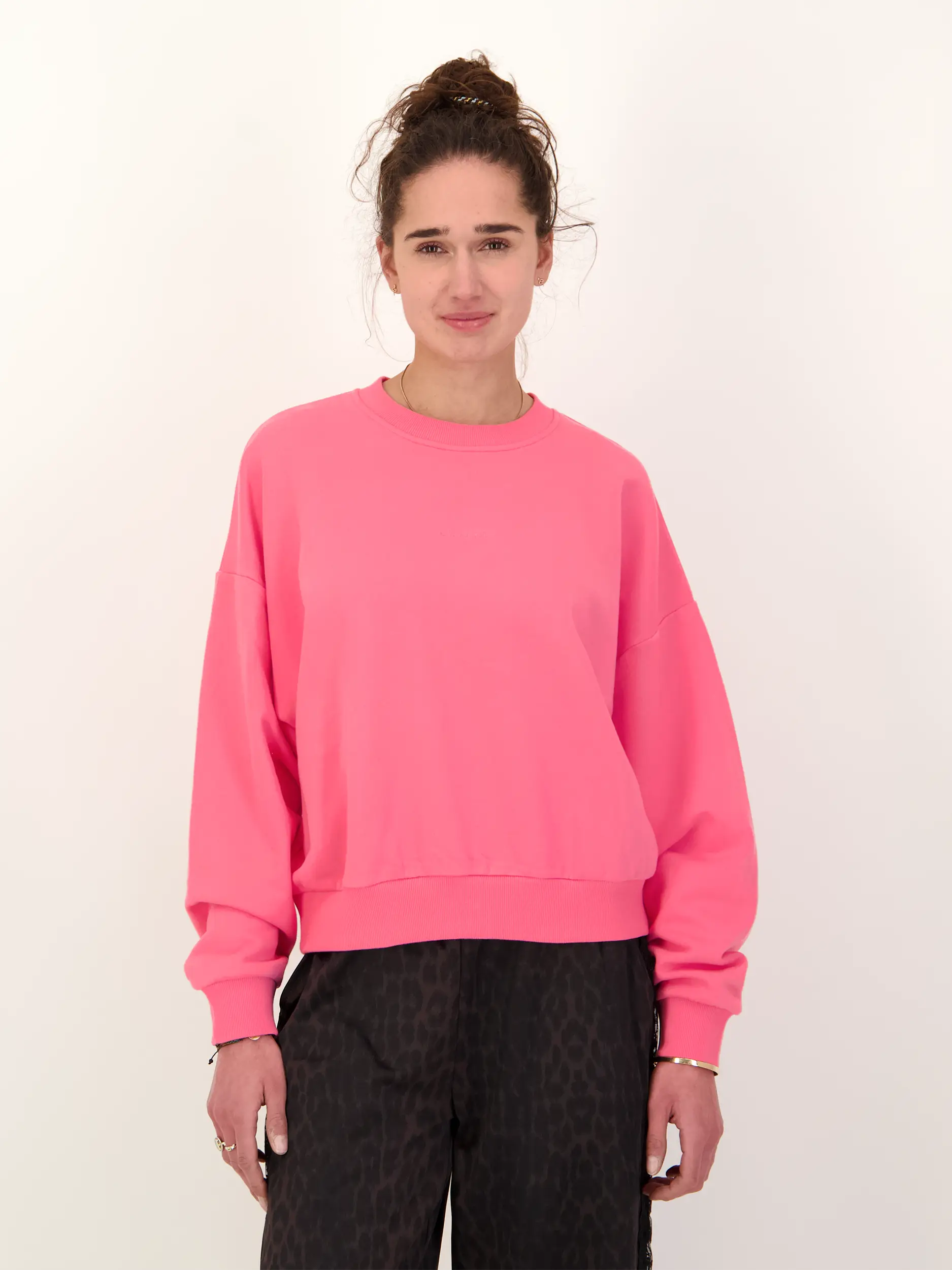 Sweatshirt 'Love' - Artikel Vorderseite getragen von einem Modell - Farbe: Rosa&Pink