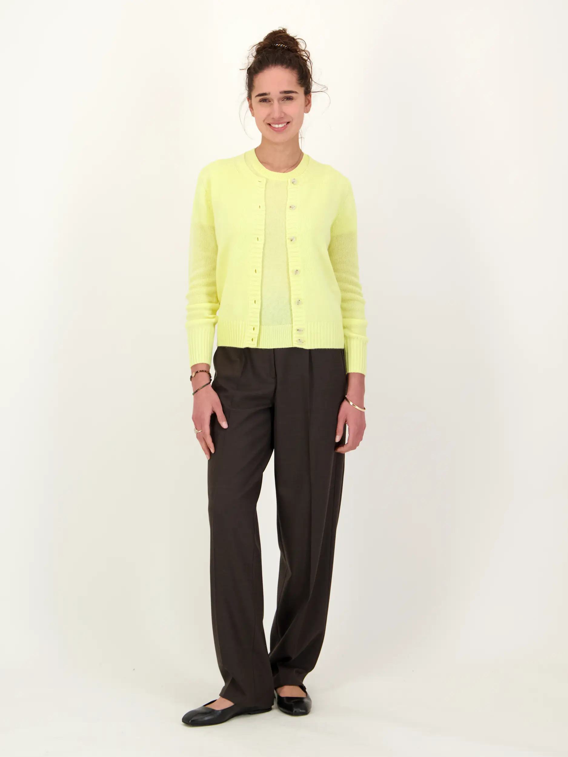 Pullover Kurzarm - Artikel Teil eines Outfits getragen von einem Modell - Farbe: Gelb