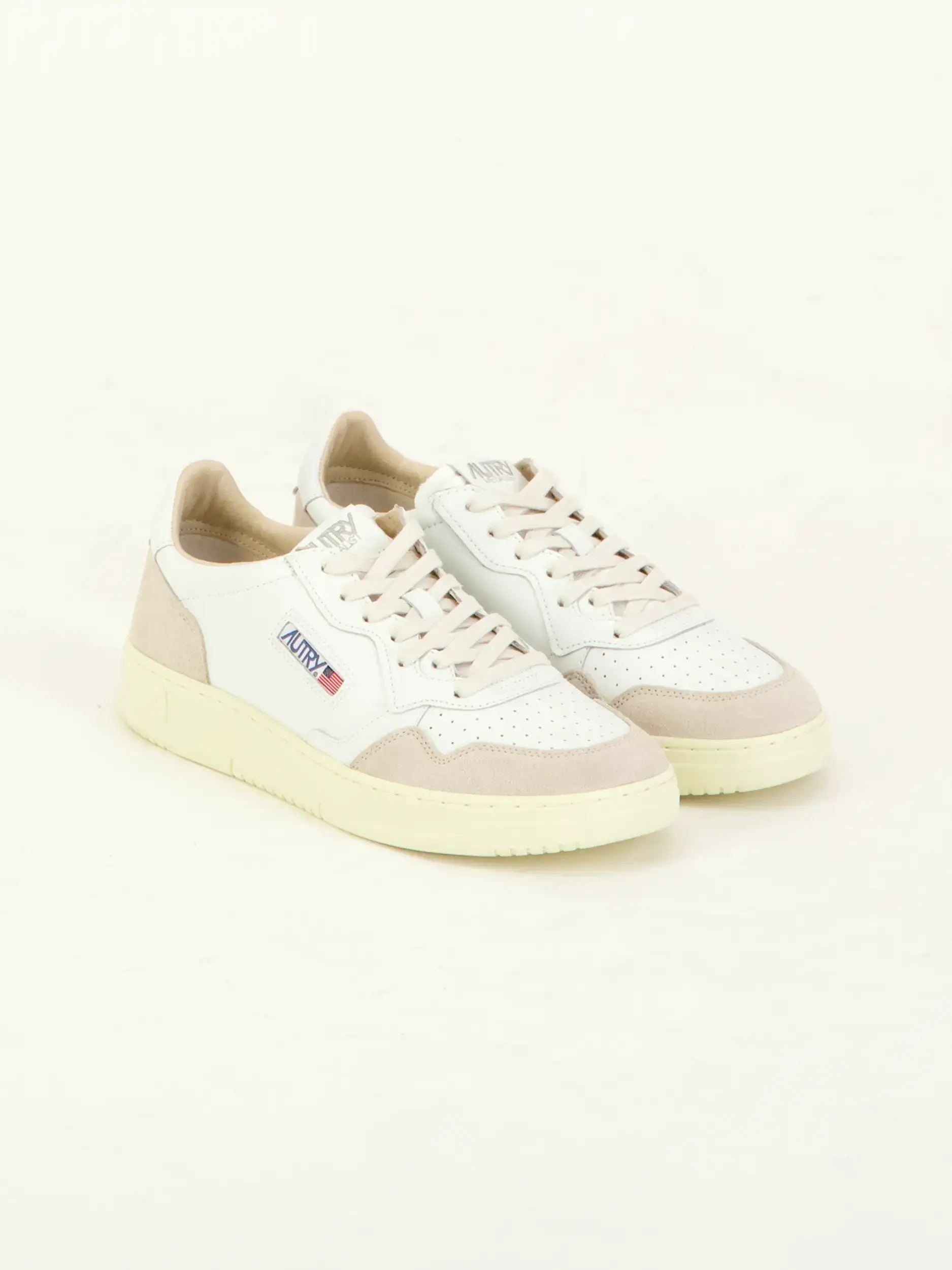 Sneaker - Artikel Teil eines Outfits getragen von einem Modell - Farbe: Weiß