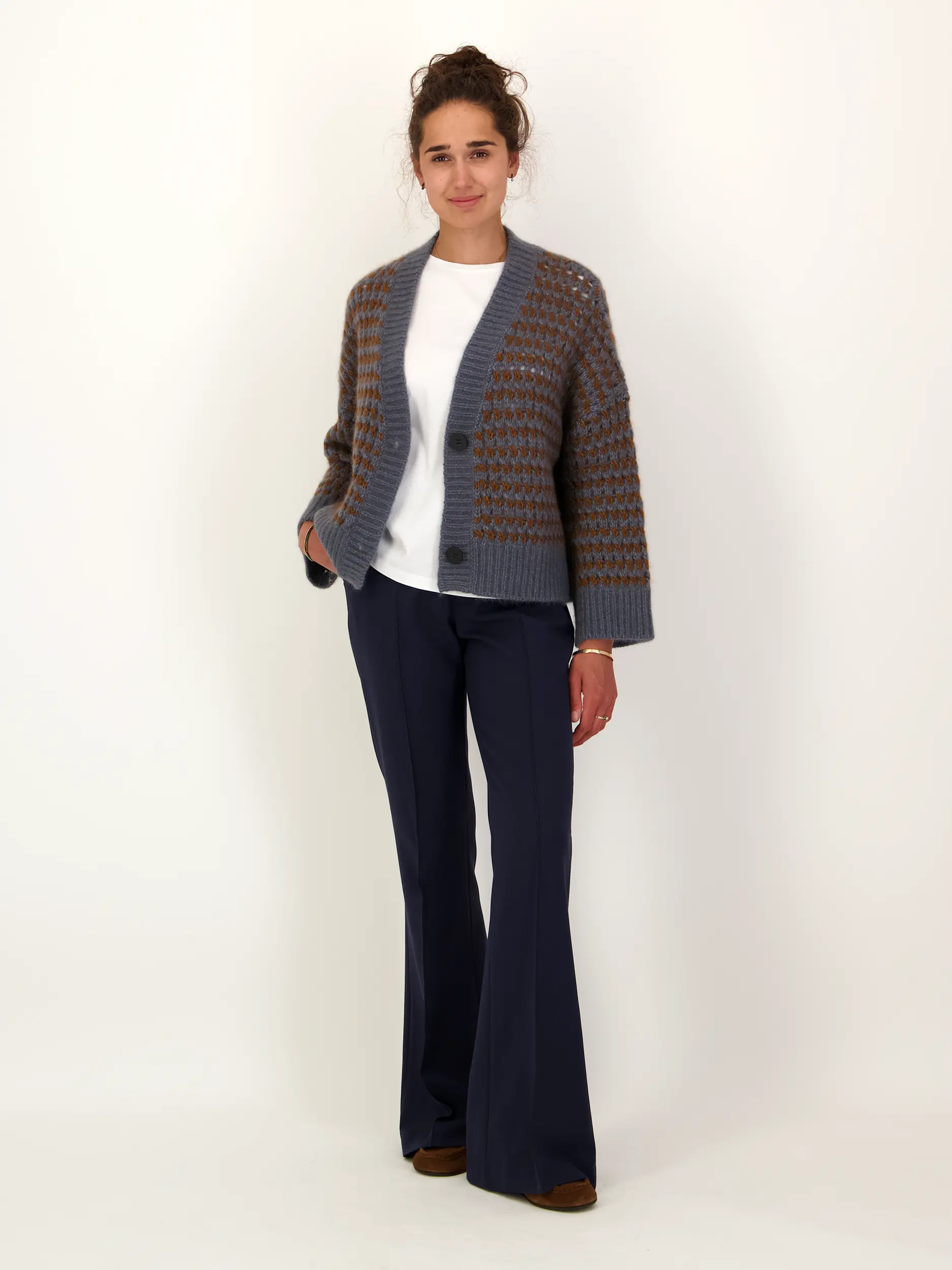 Gemusterte Strickjacke aus Kaschmir - Artikel Teil eines Outfits getragen von einem Modell