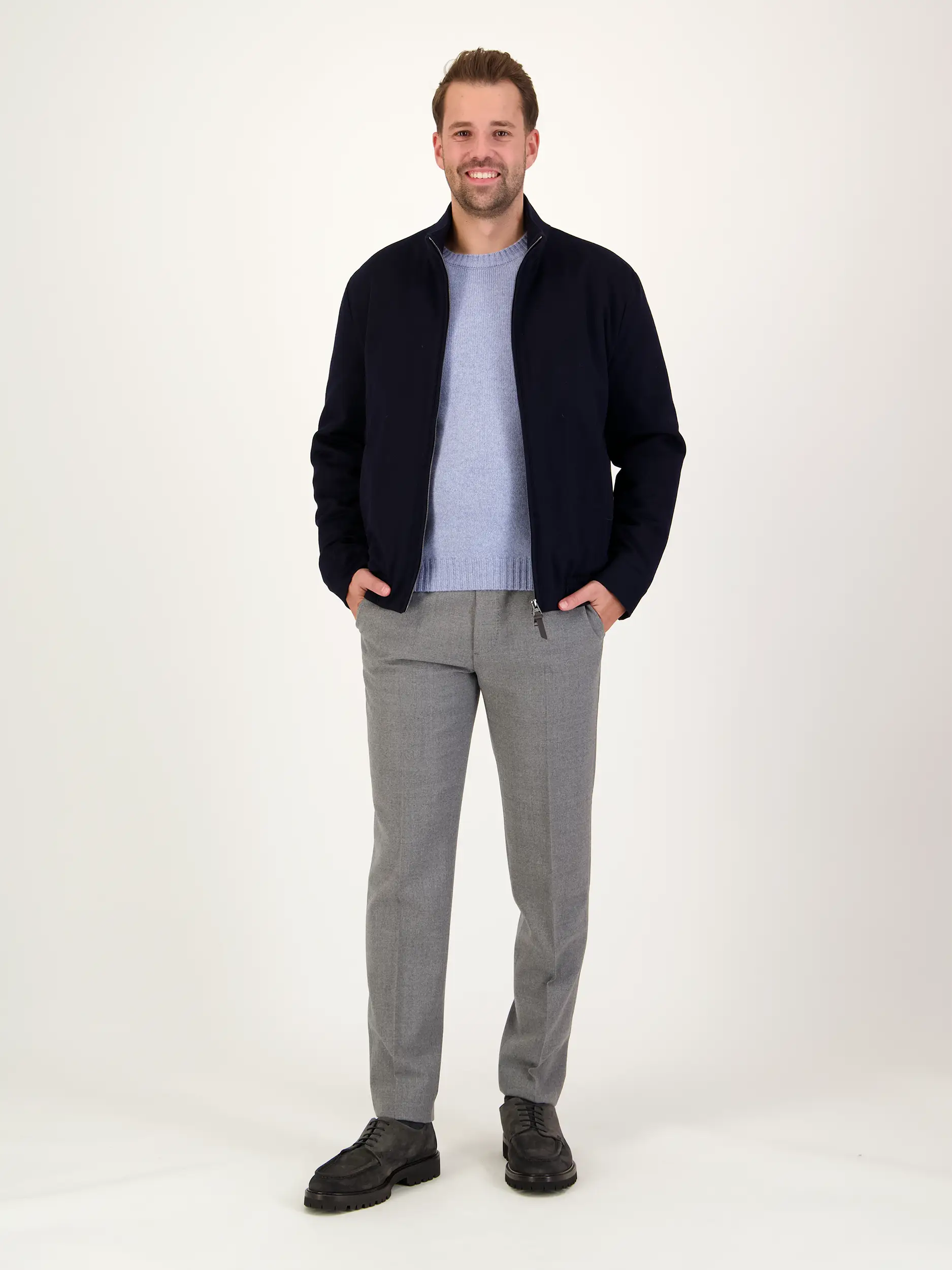 Hose aus Wolle - Artikel Teil eines Outfits getragen von einem Modell - Farbe: Grau