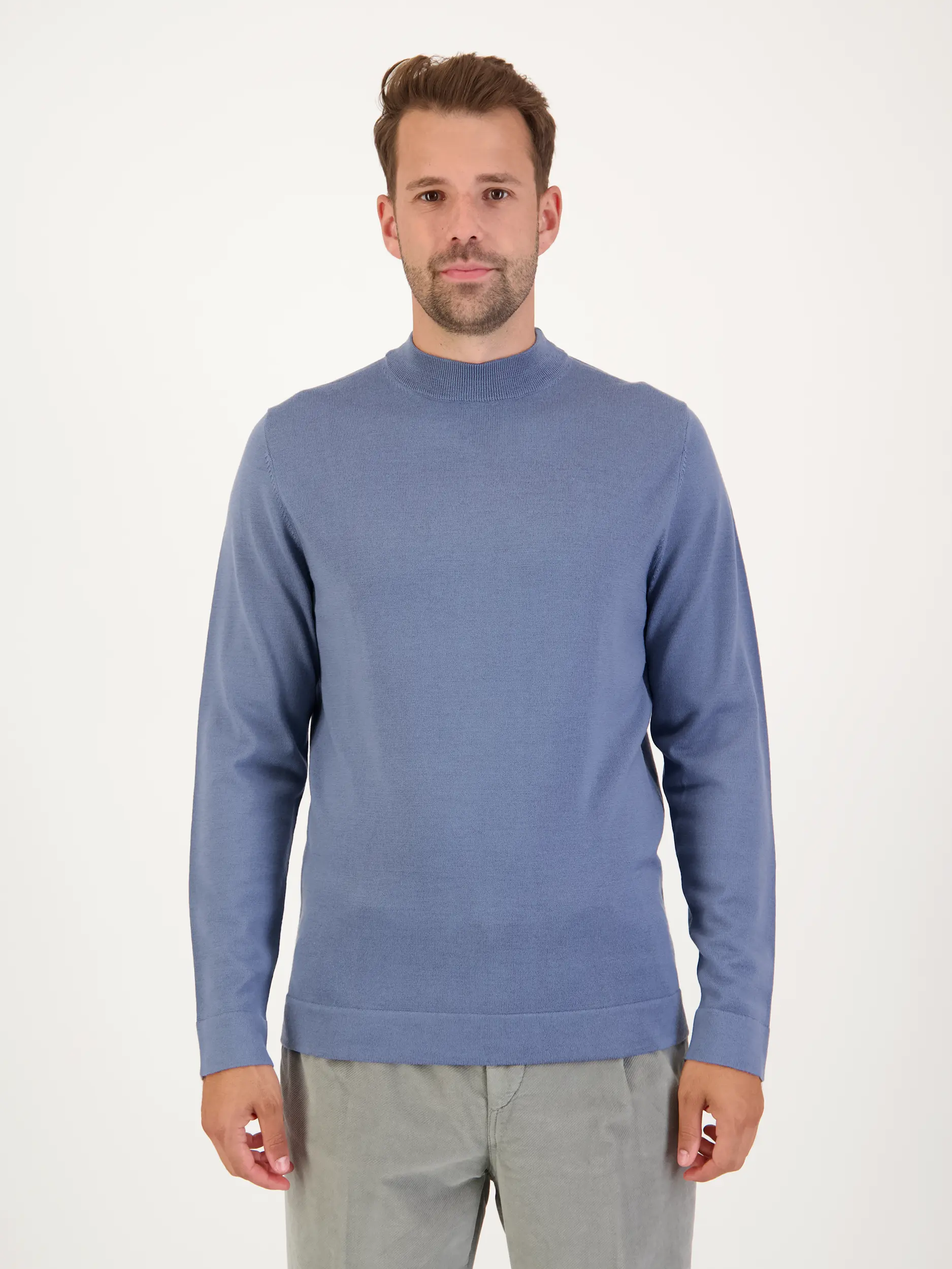 Pullover 'Arwon' aus Schurwolle langarm - Artikel Vorderseite getragen von einem Modell - Farbe: Blau
