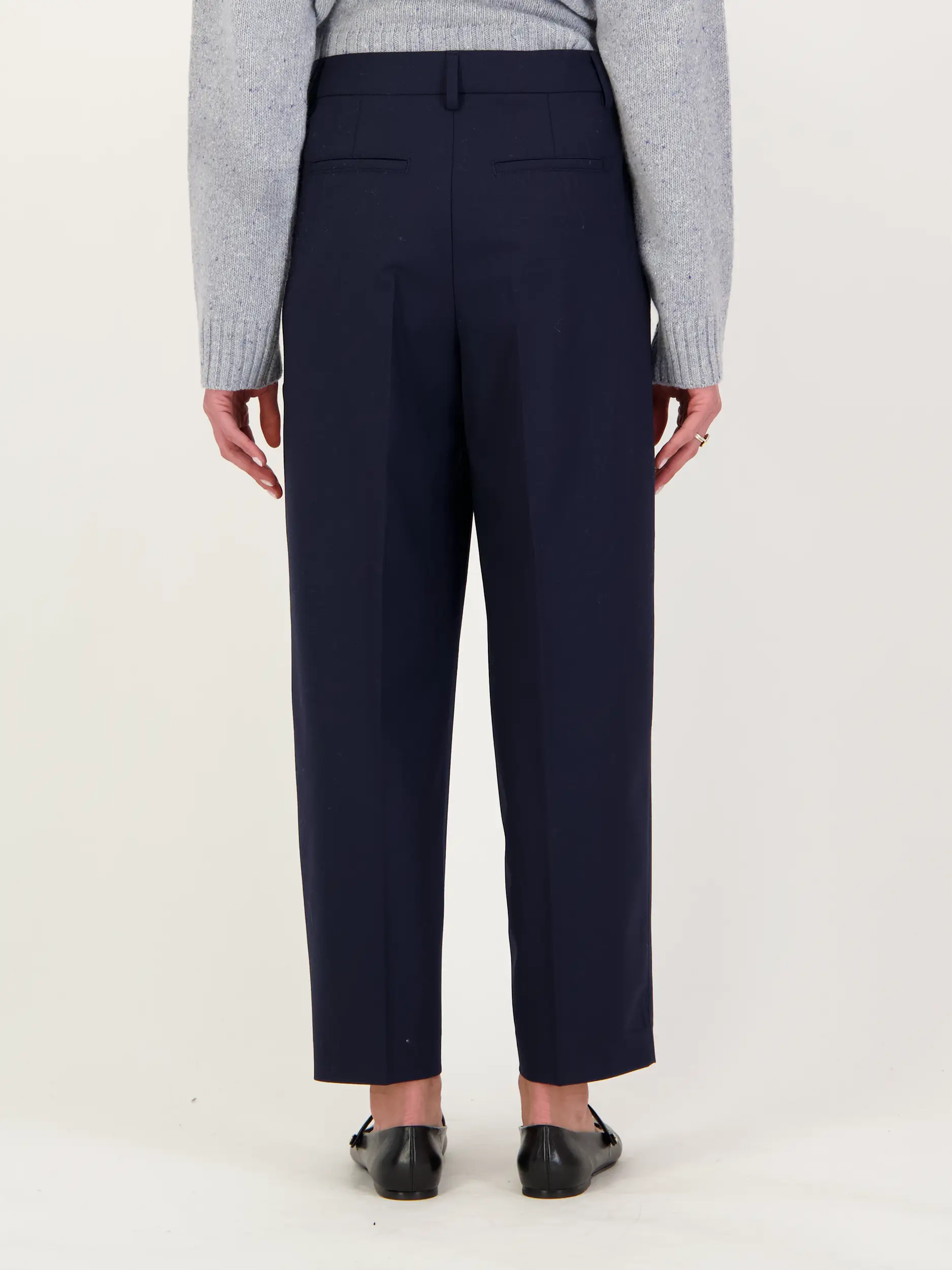 Bundfaltenhose 'Ruthy' - Artikel Rückseite getragen von einem Modell - Farbe: Blau