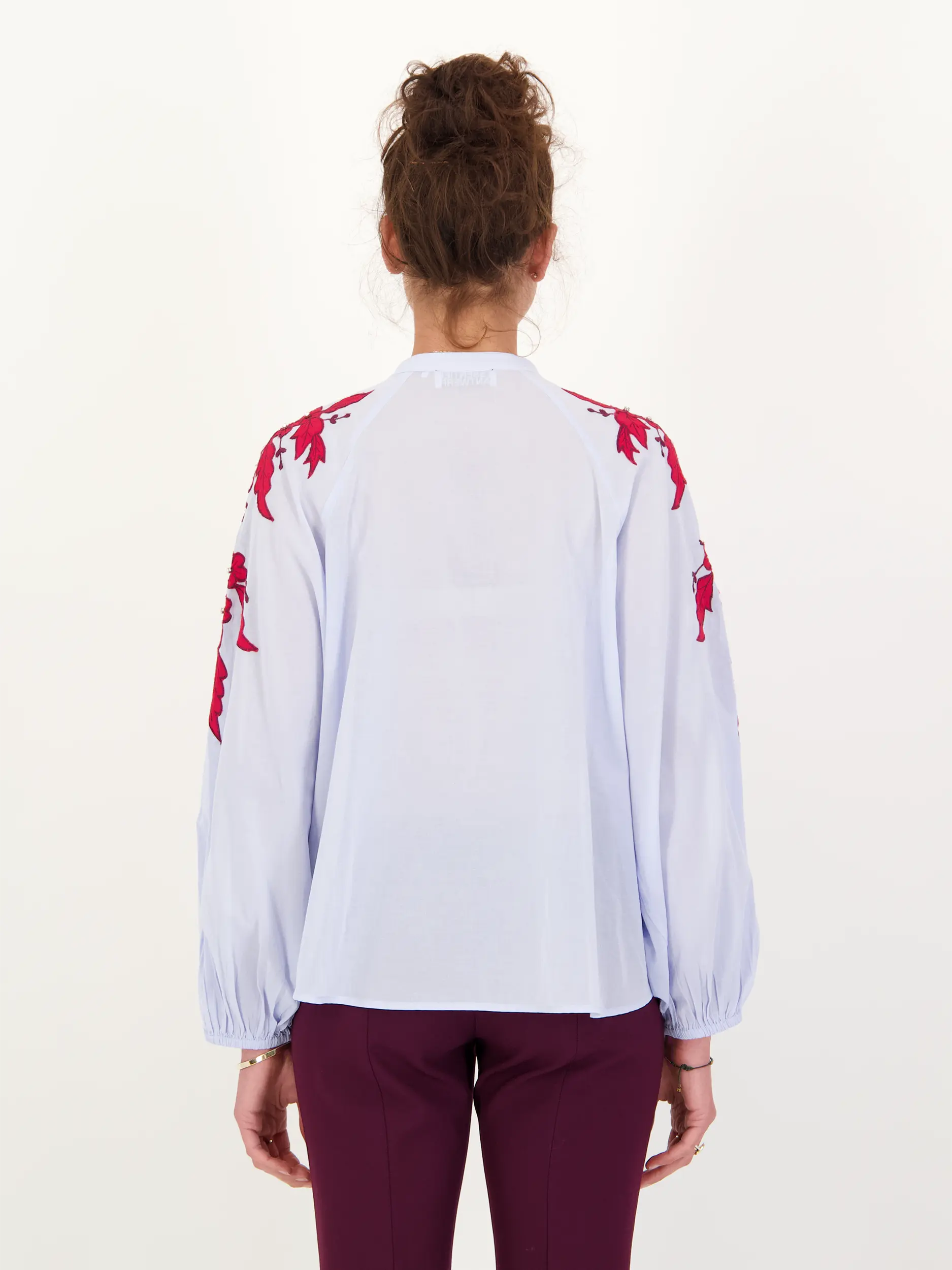 Baumwollbluse 'Ishimbay' mit Blumen Print langarm - Artikel Rückseite getragen von einem Modell - Farbe: Blau