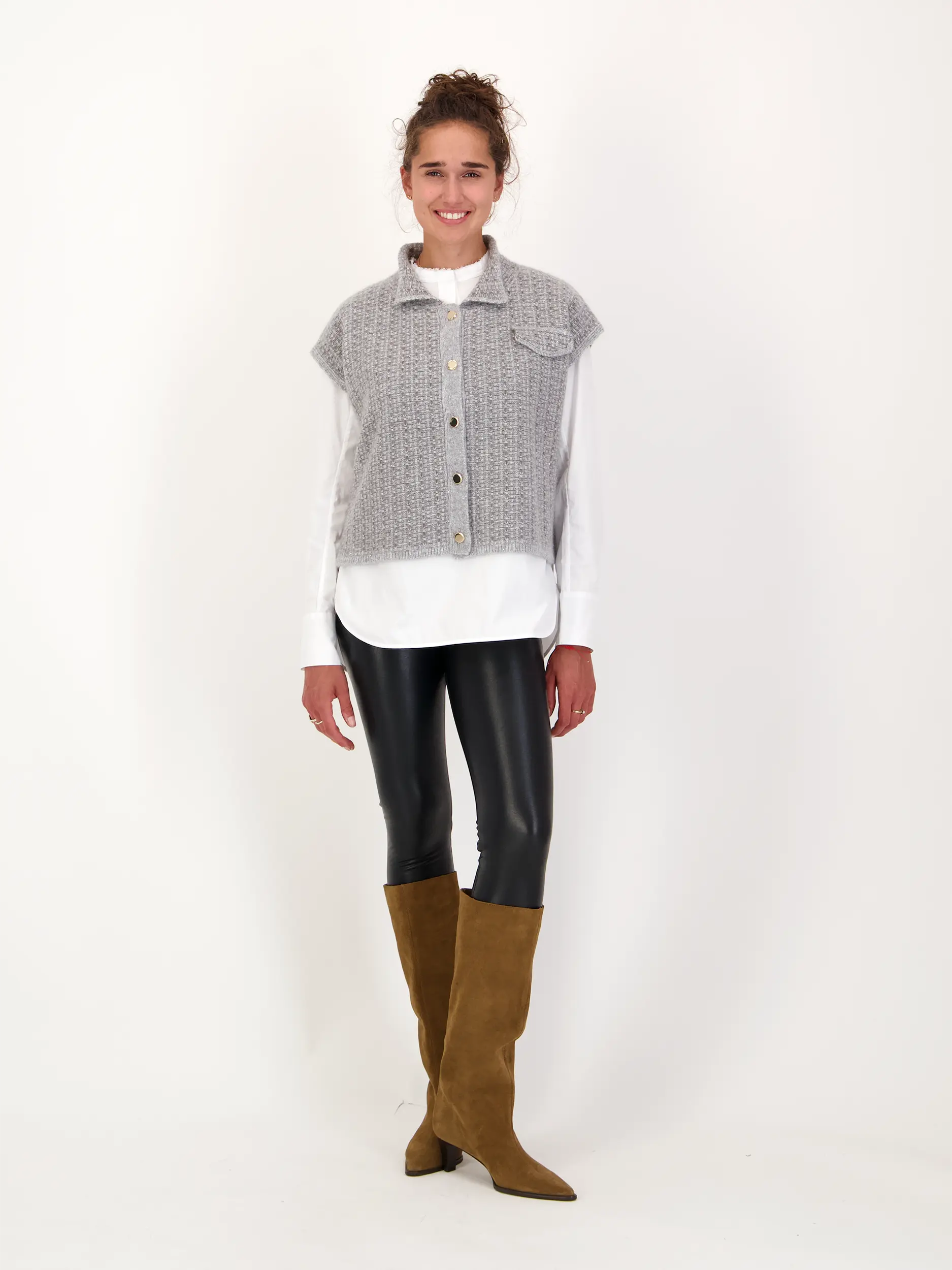 Pullunder aus Kaschmir-Mix - Artikel Teil eines Outfits getragen von einem Modell - Farbe: Grau