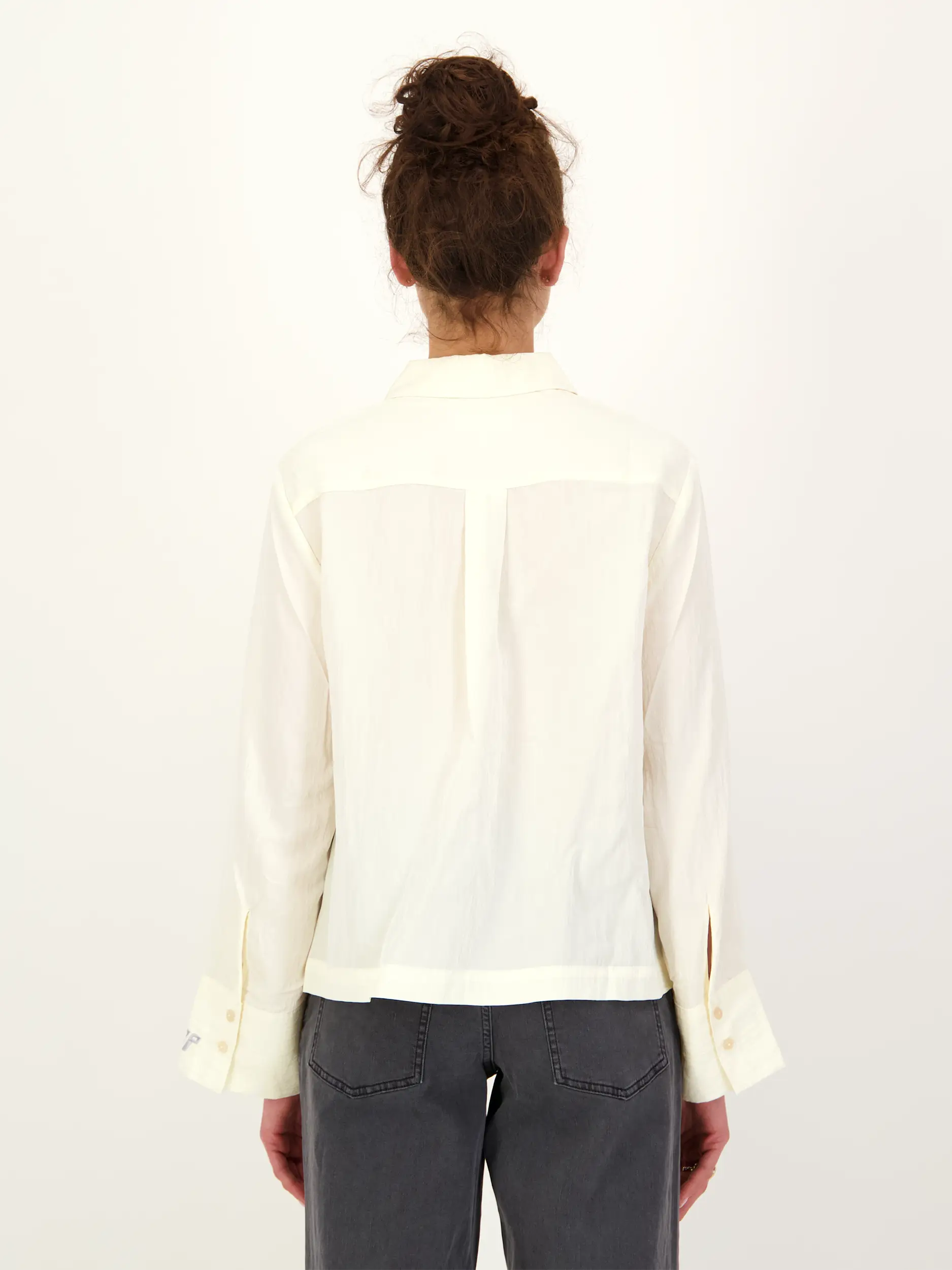 Bluse langarm - Artikel Rückseite getragen von einem Modell - Farbe: Creme