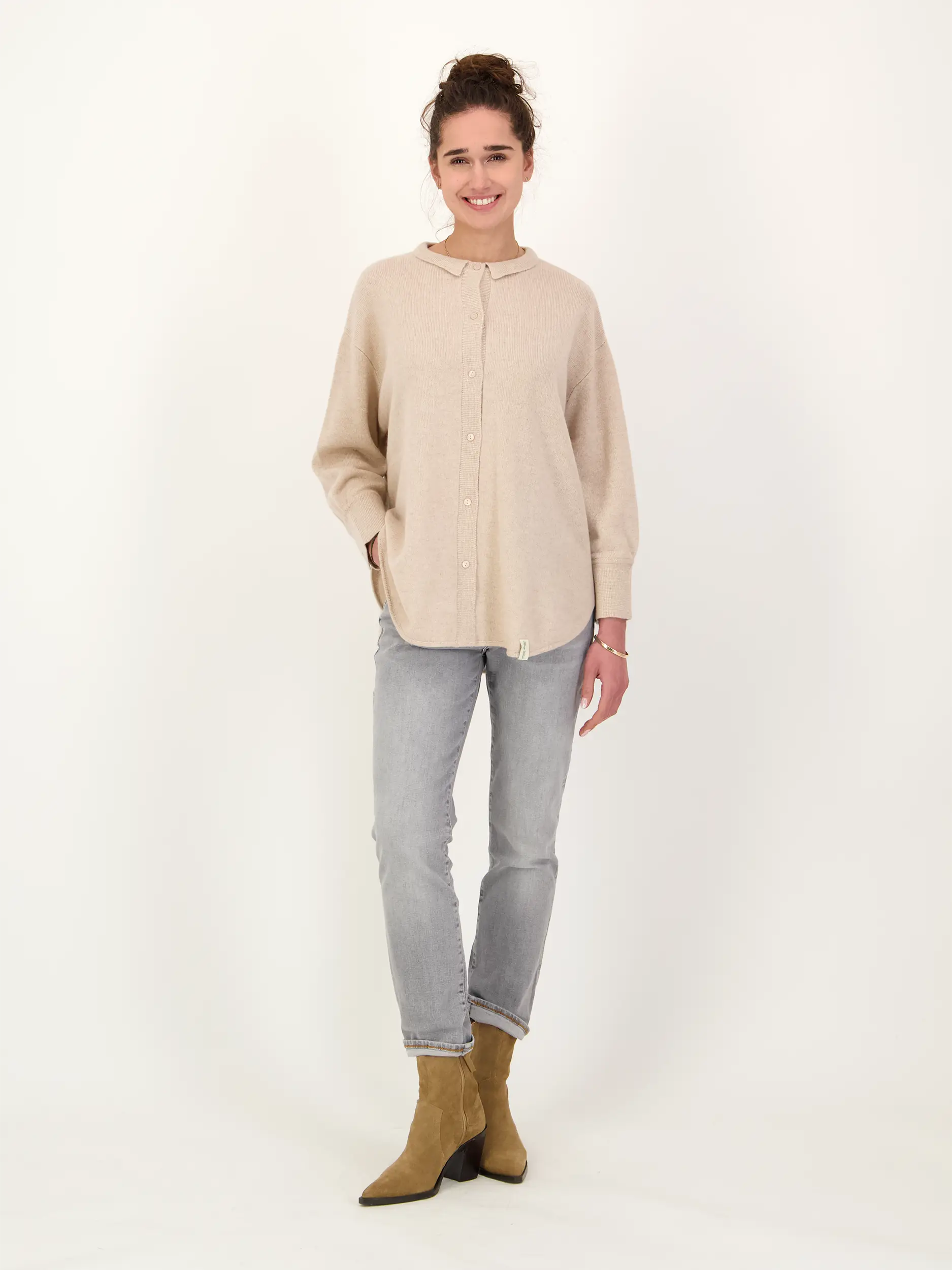 Strickjacke aus Kaschmir-Mix - Artikel Teil eines Outfits getragen von einem Modell - Farbe: Braun