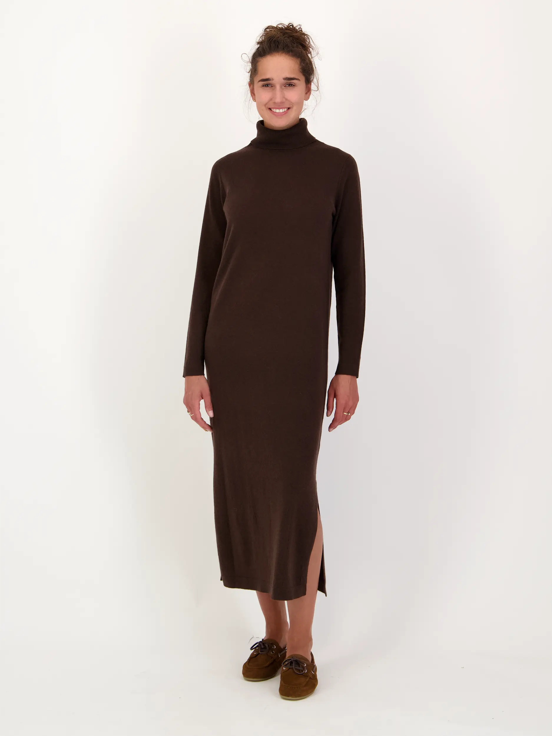 Maxi Strickkleid aus Woll-Mix  - Artikel Vorderseite getragen von einem Modell - Farbe: Braun