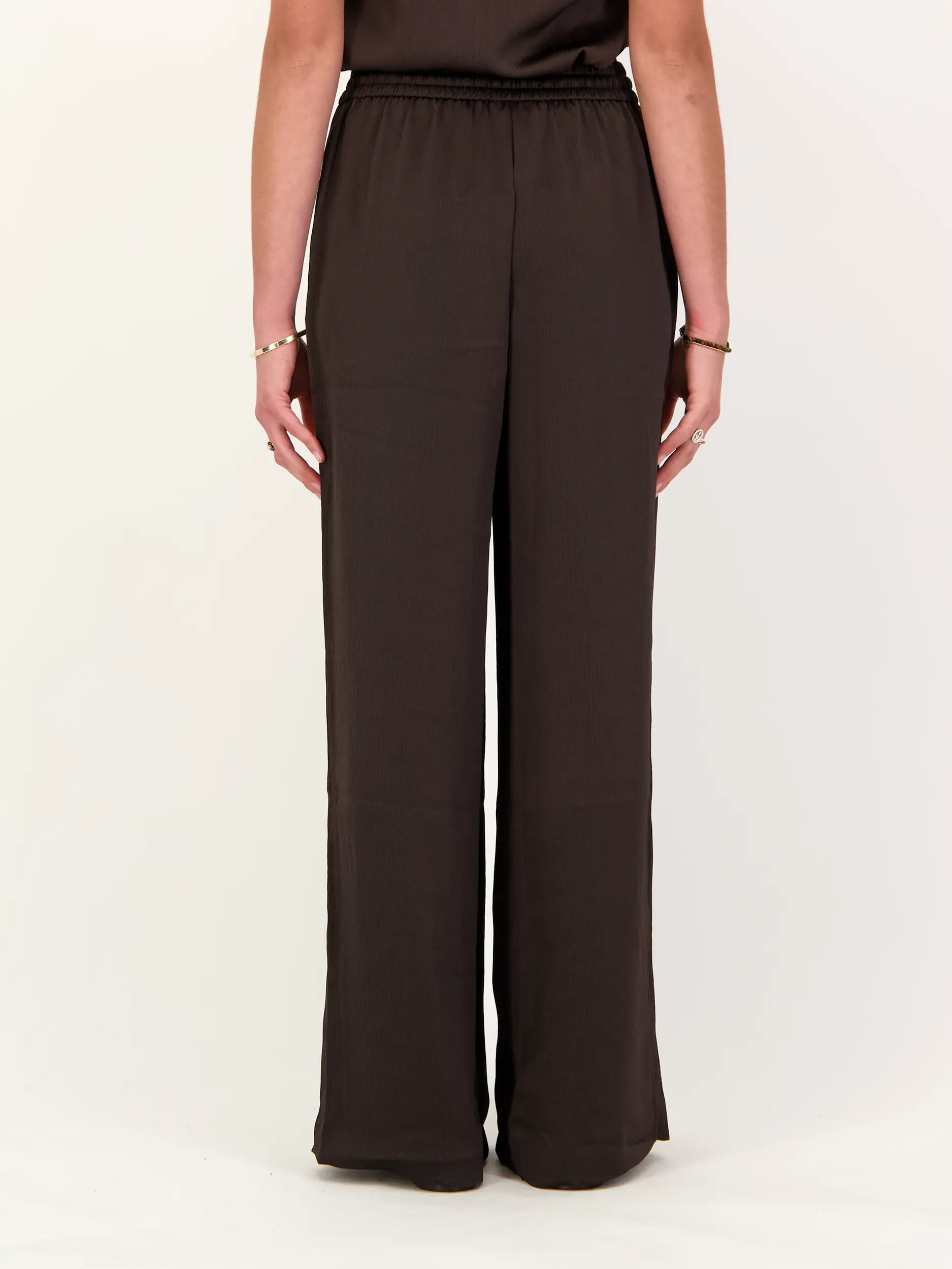 Hose 'Sahelena' - Artikel Rückseite getragen von einem Modell - Farbe: Braun