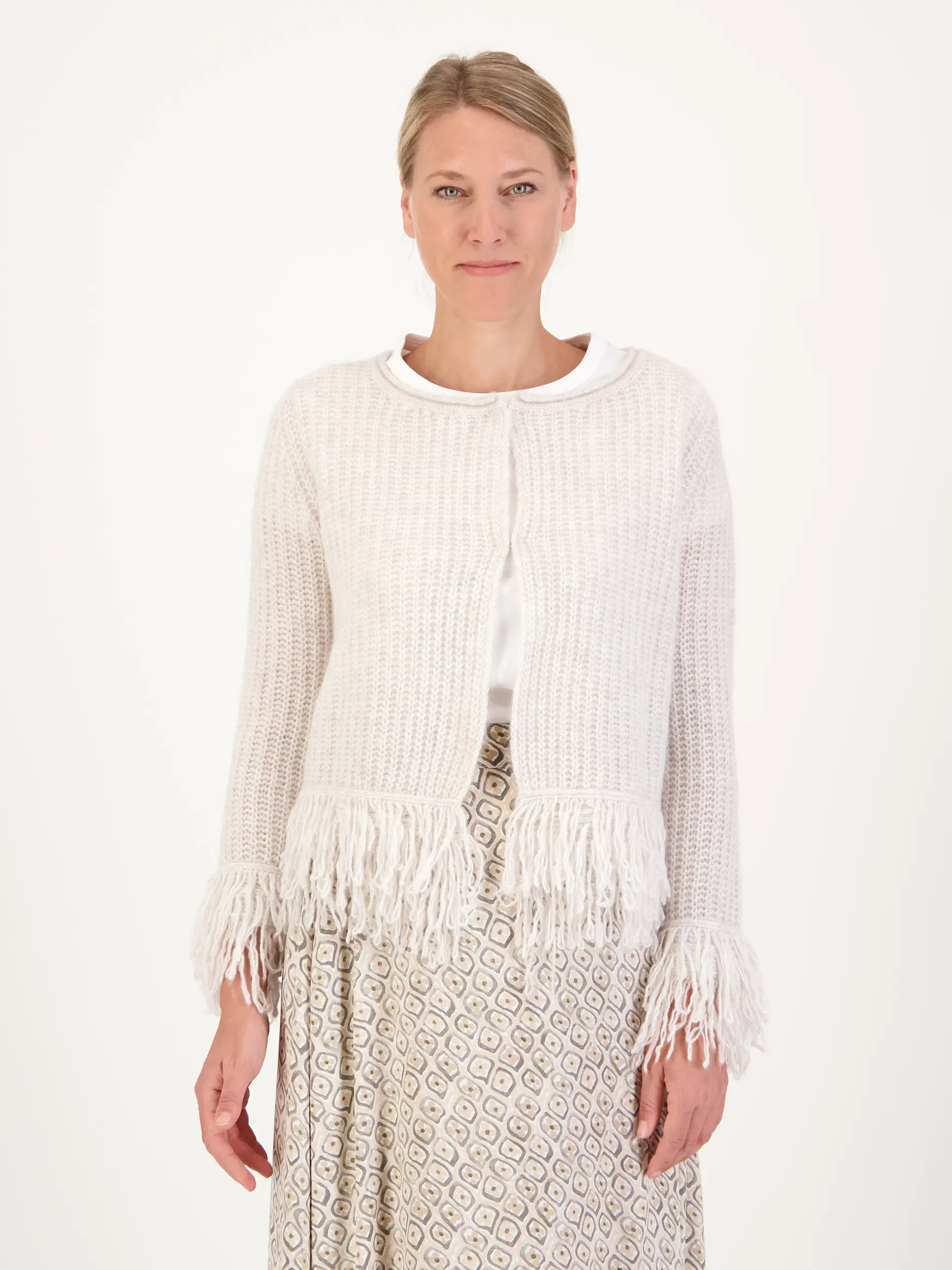 Strickjacke aus Kaschmir mit Fransen - Artikel Vorderseite getragen von einem Modell - Farbe: Creme