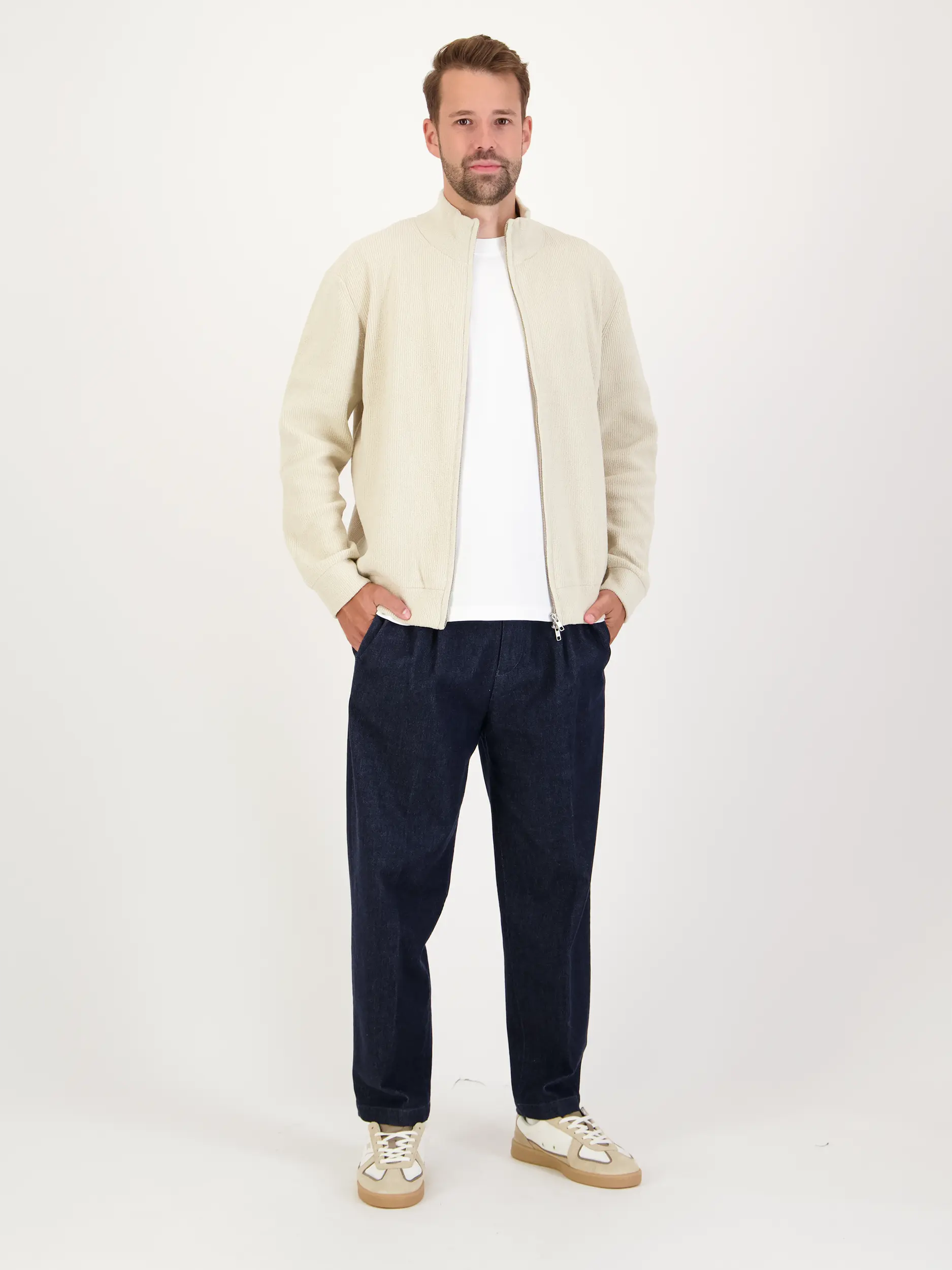 Strickjacke 'Danny' - Artikel Teil eines Outfits getragen von einem Modell - Farbe: Beige