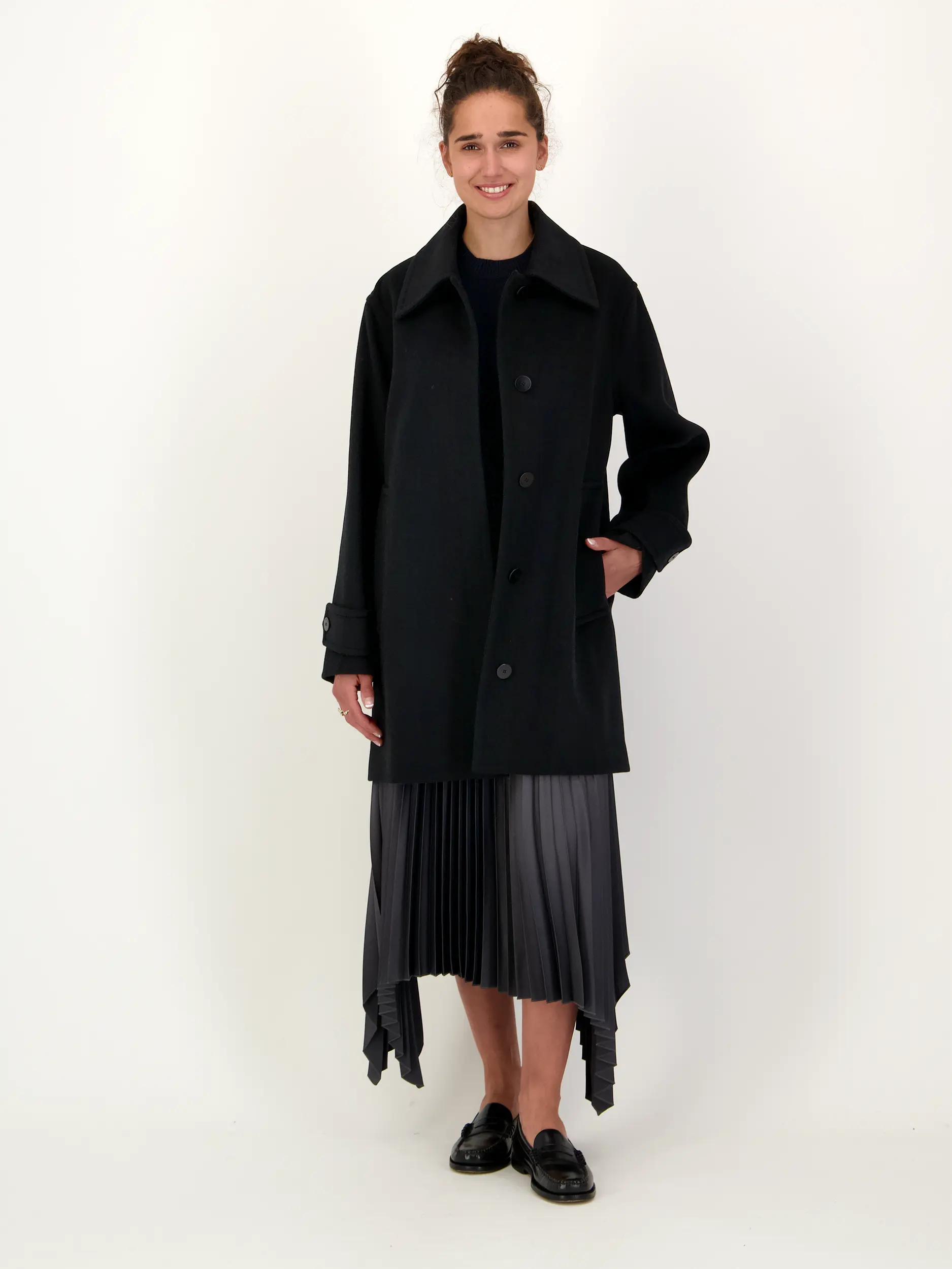 Wollmantel - Artikel Teil eines Outfits getragen von einem Modell - Farbe: Schwarz