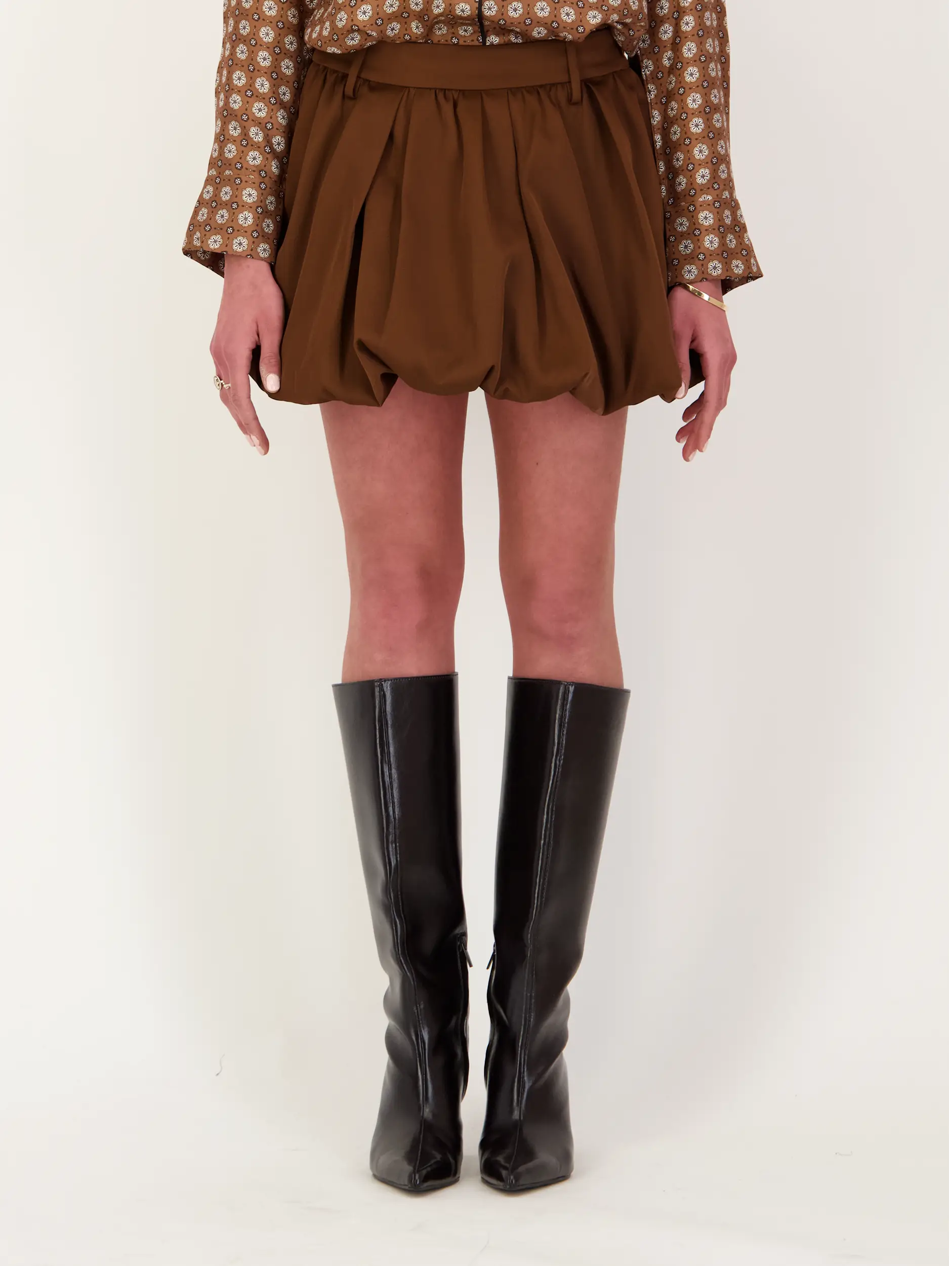 Minirock 'Layered Coolness' - Artikel Vorderseite getragen von einem Modell - Farbe: Braun