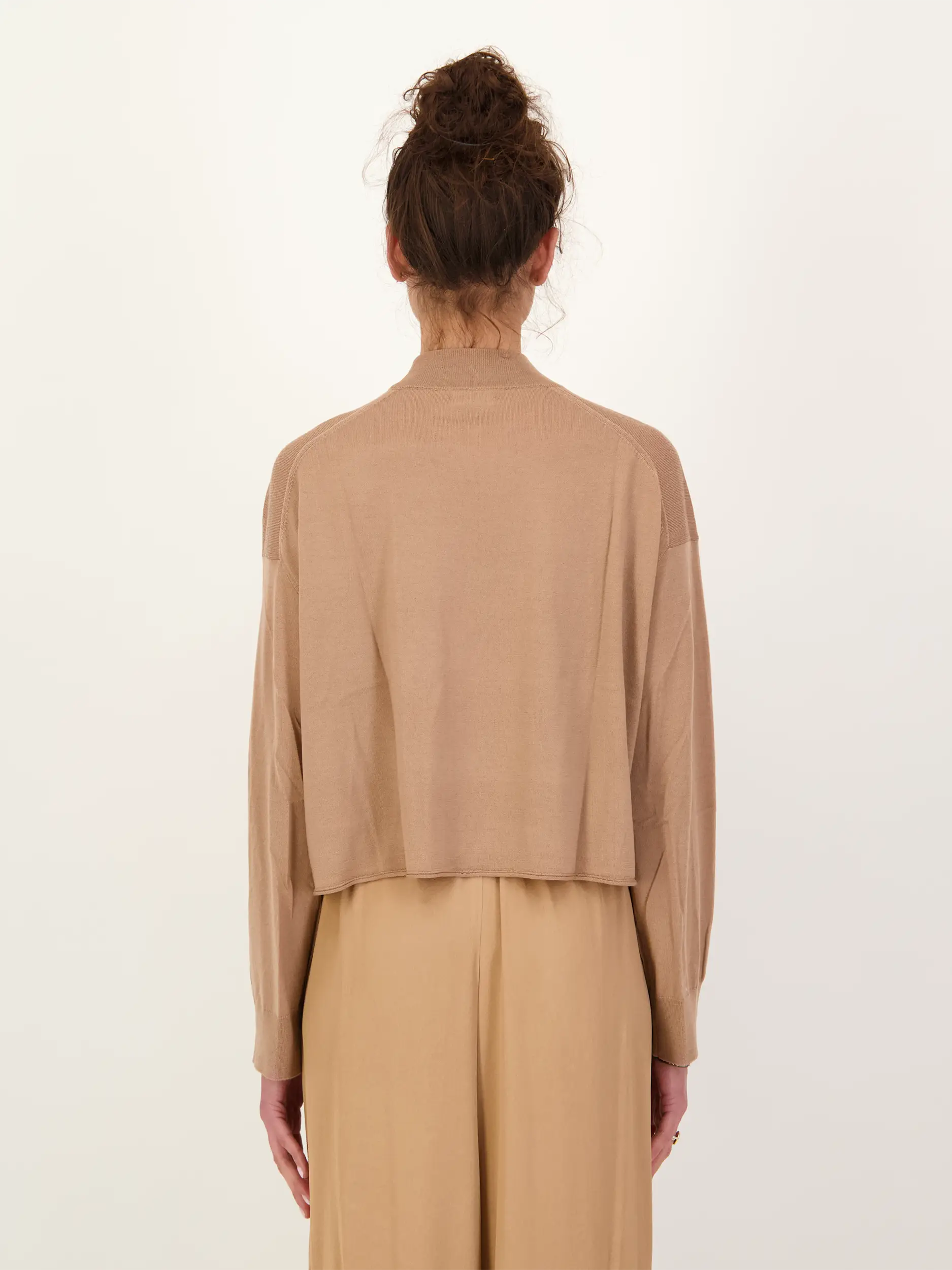 Pullover 'Mathisa' langarm - Artikel Rückseite getragen von einem Modell - Farbe: Beige