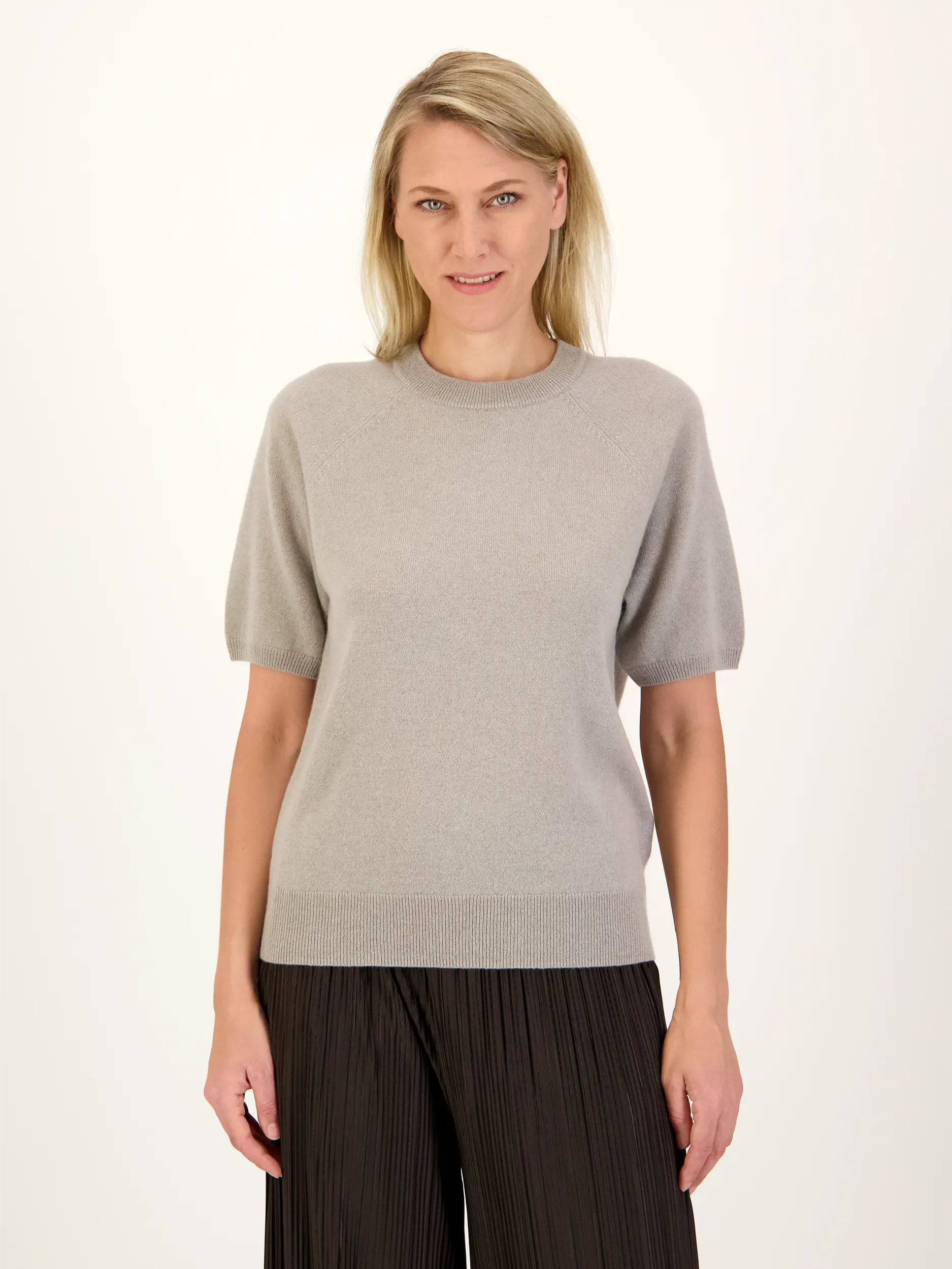 Pullover 'Saboston' aus Cashmere kurzarm - Artikel Vorderseite getragen von einem Modell - Farbe: Grau