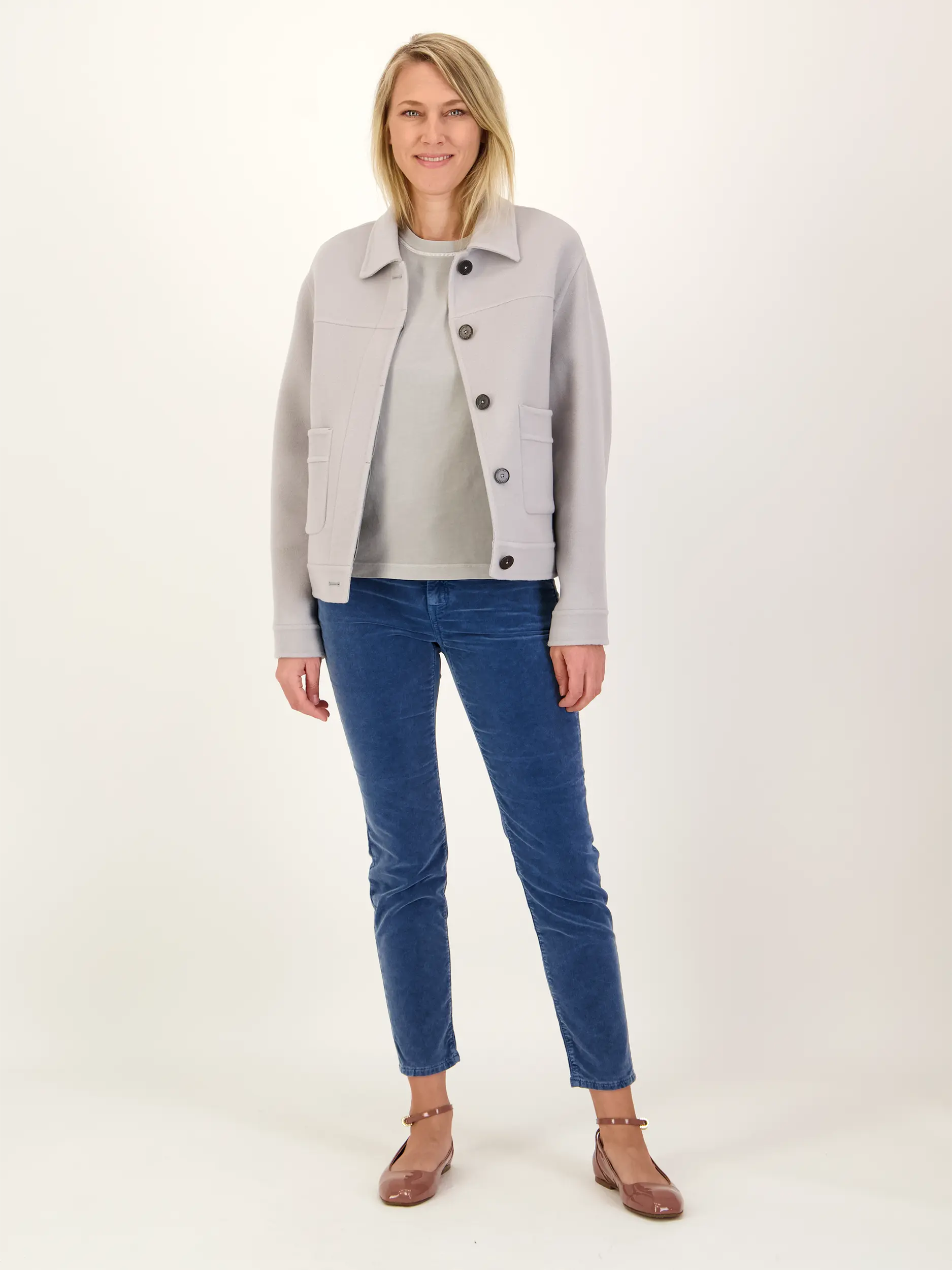 Samthose 'Baker' - Artikel Teil eines Outfits getragen von einem Modell - Farbe: Blau