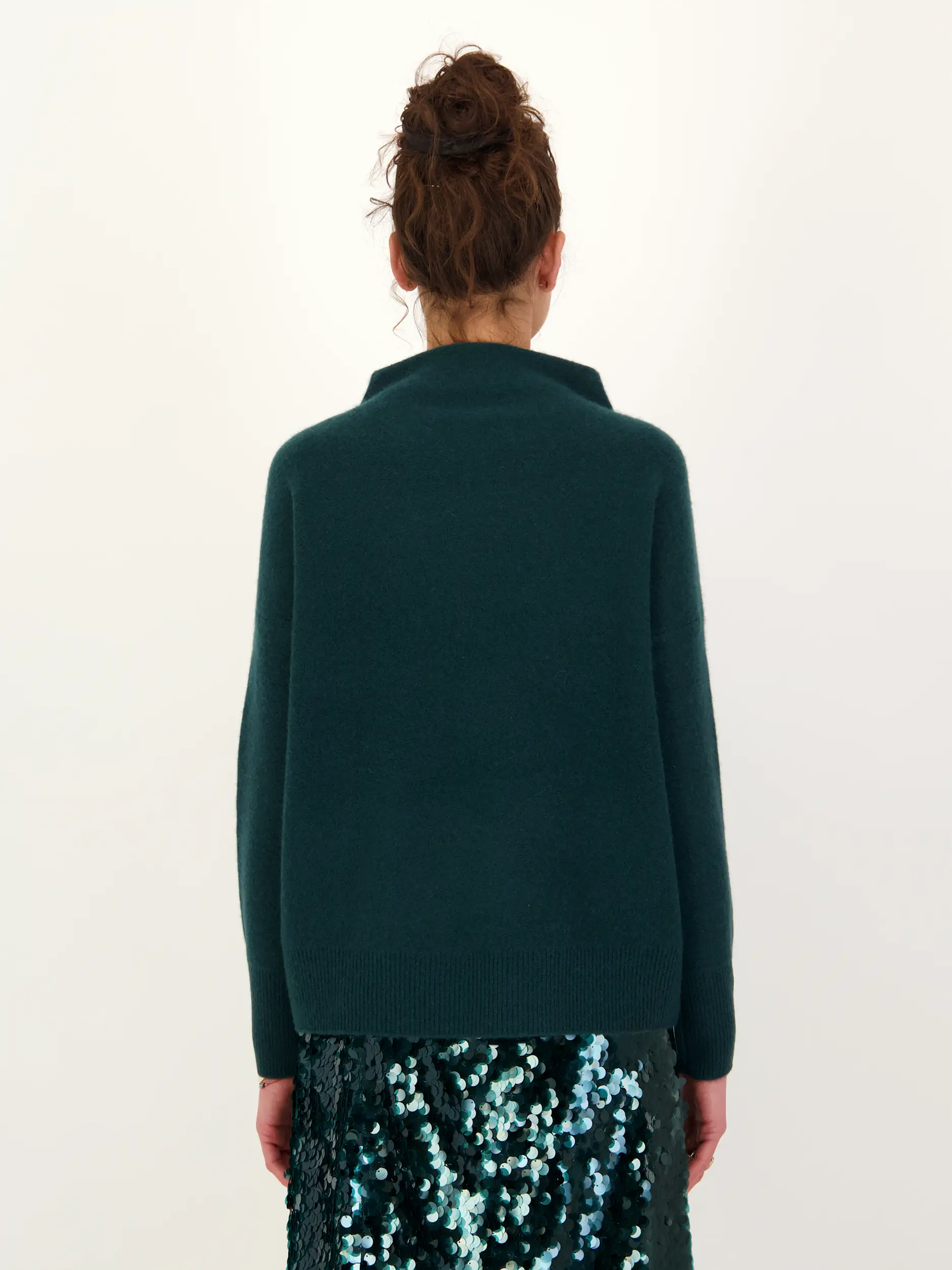 Pullover aus Kaschmir langarm - Artikel Rückseite getragen von einem Modell - Farbe: Grün