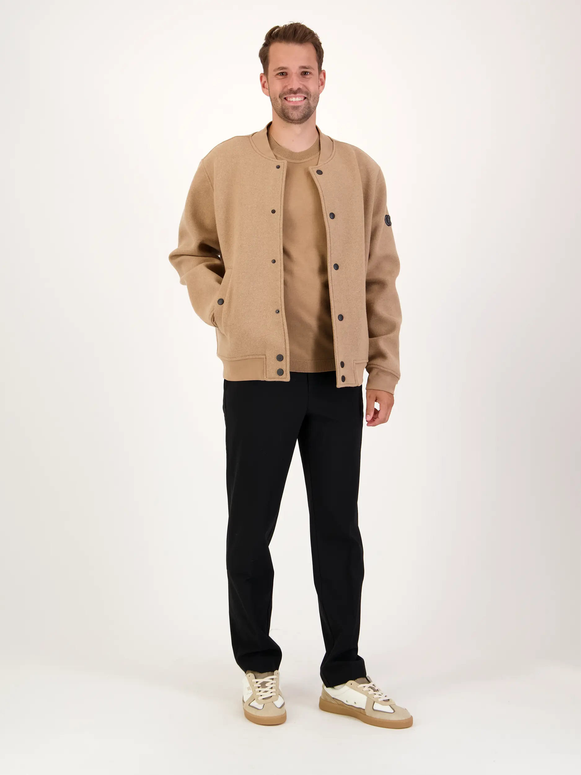 Pullover 'Foton' aus Wolle langarm - Artikel Teil eines Outfits getragen von einem Modell - Farbe: Braun