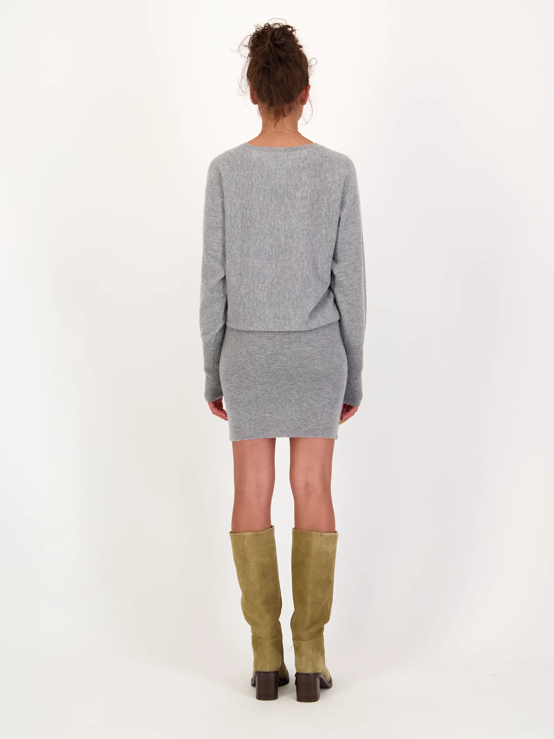 Midi Strickkleid aus Kaschmir-Mix langarm - Artikel Rückseite getragen von einem Modell - Farbe: Grau