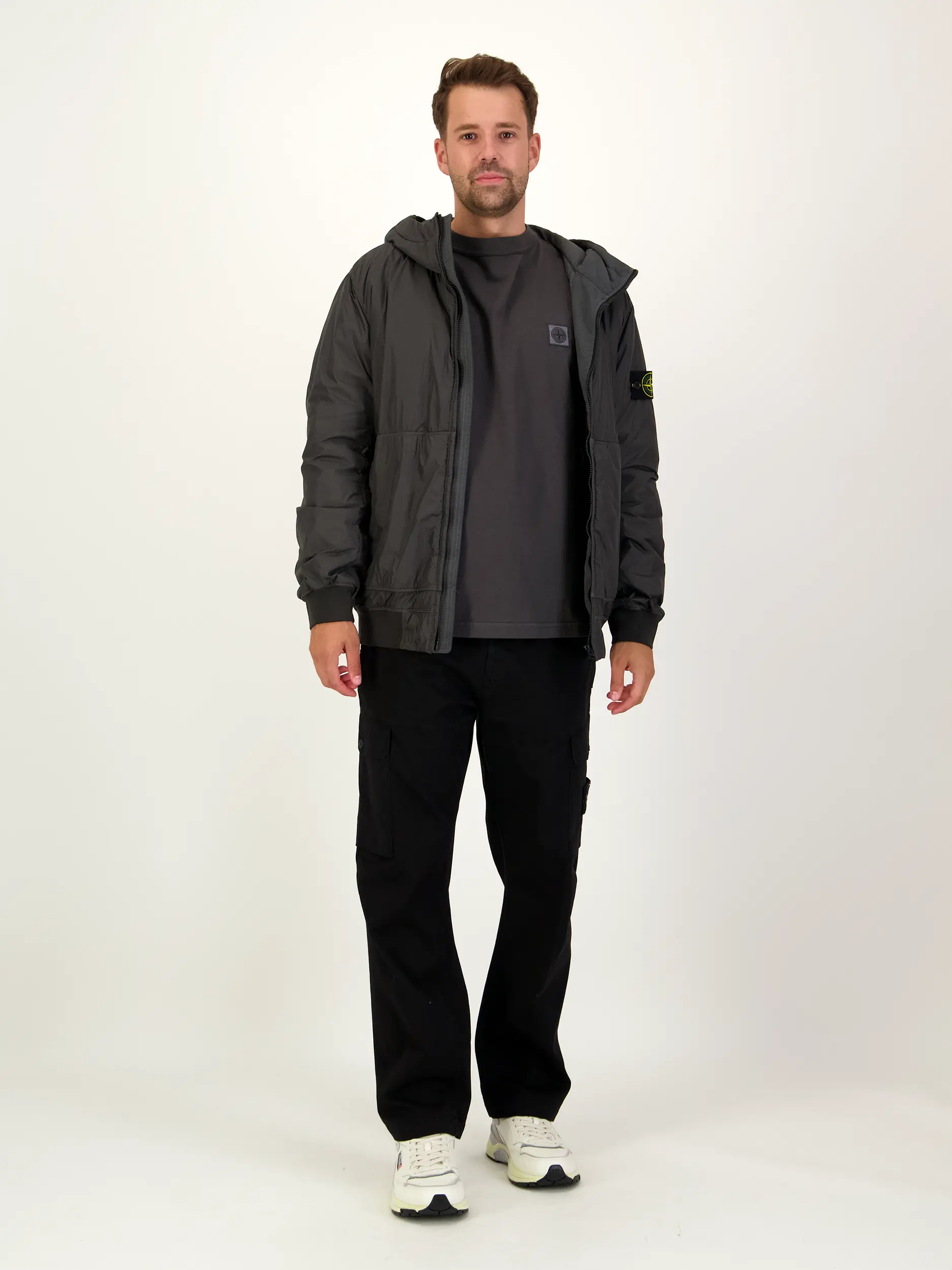 Langarmshirt - Artikel Teil eines Outfits getragen von einem Modell