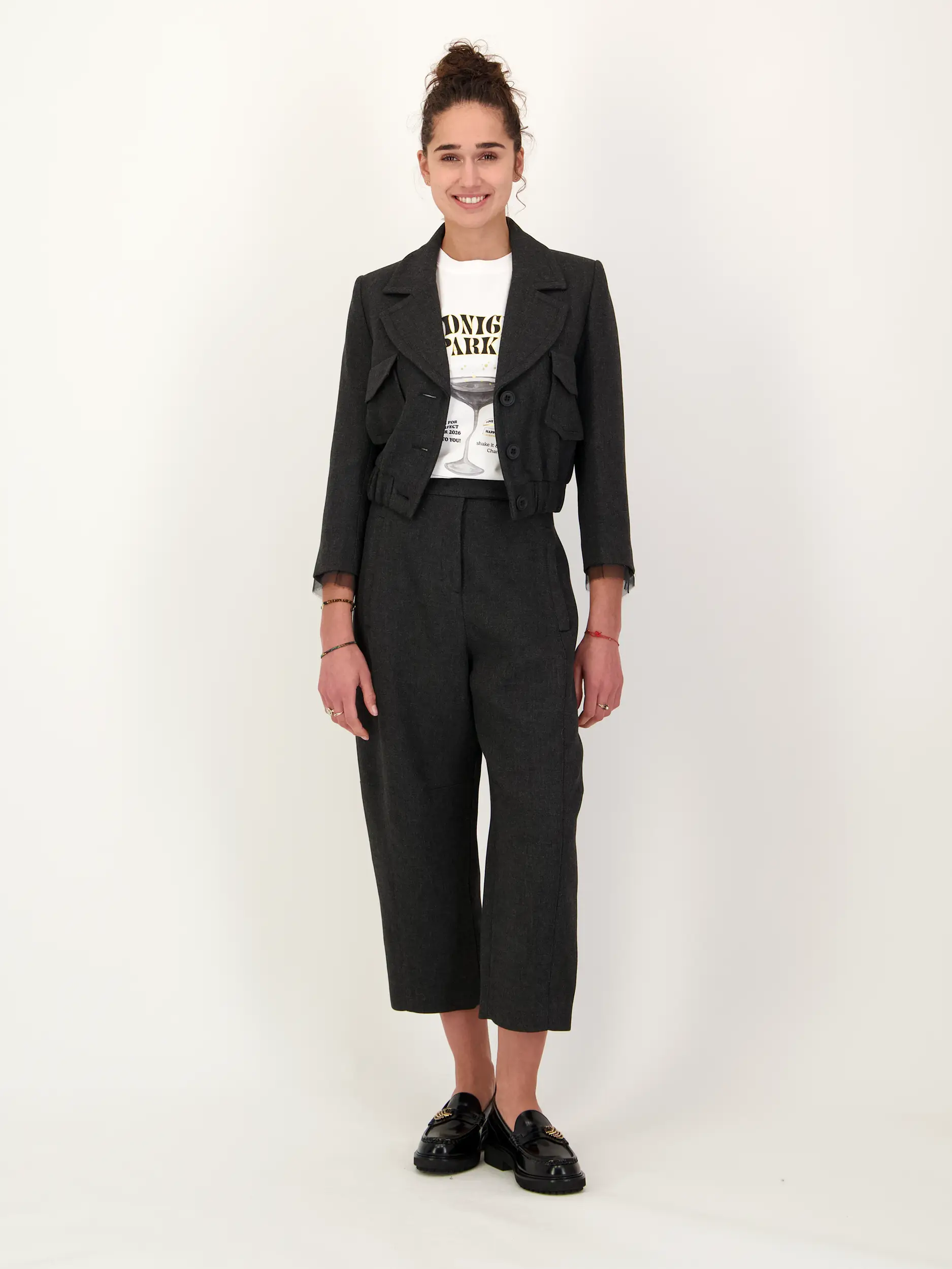 T-Shirt 'Midnight Sparkle' mit Print - Artikel Teil eines Outfits getragen von einem Modell - Farbe: Weiß