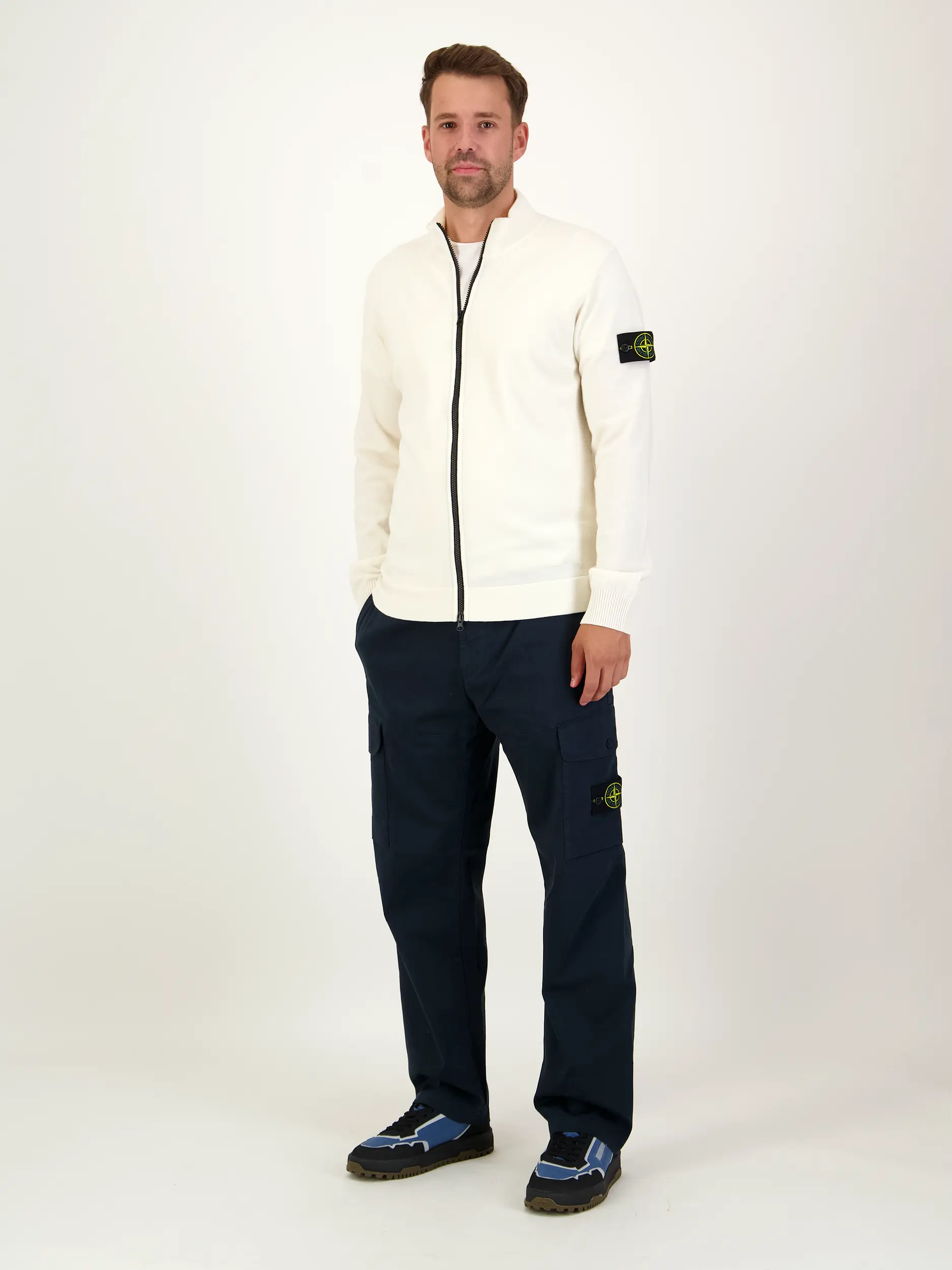 Strickjacke - Artikel Teil eines Outfits getragen von einem Modell
