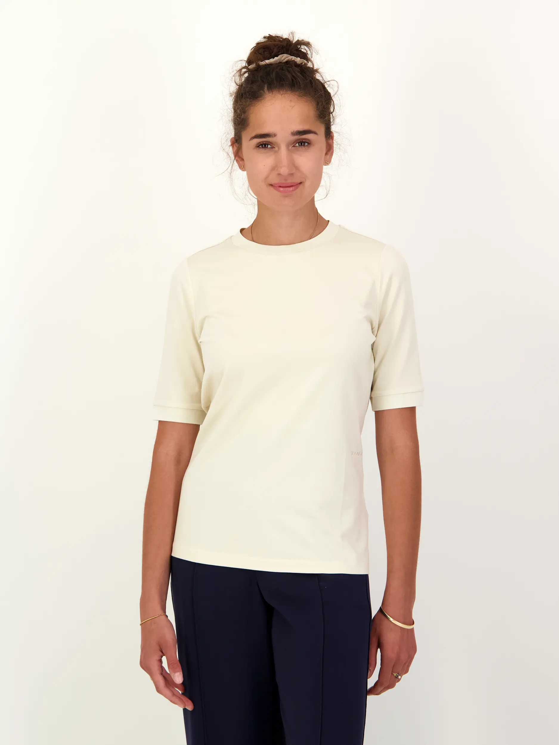 T-Shirt 'Alexi' - Artikel Vorderseite getragen von einem Modell - Farbe: Creme