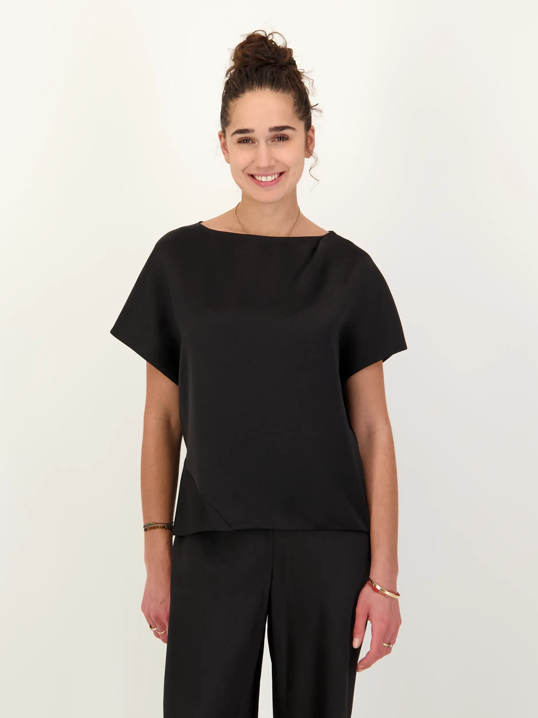 Satinbluse kurzarm - Artikel Vorderseite getragen von einem Modell - Farbe: Schwarz