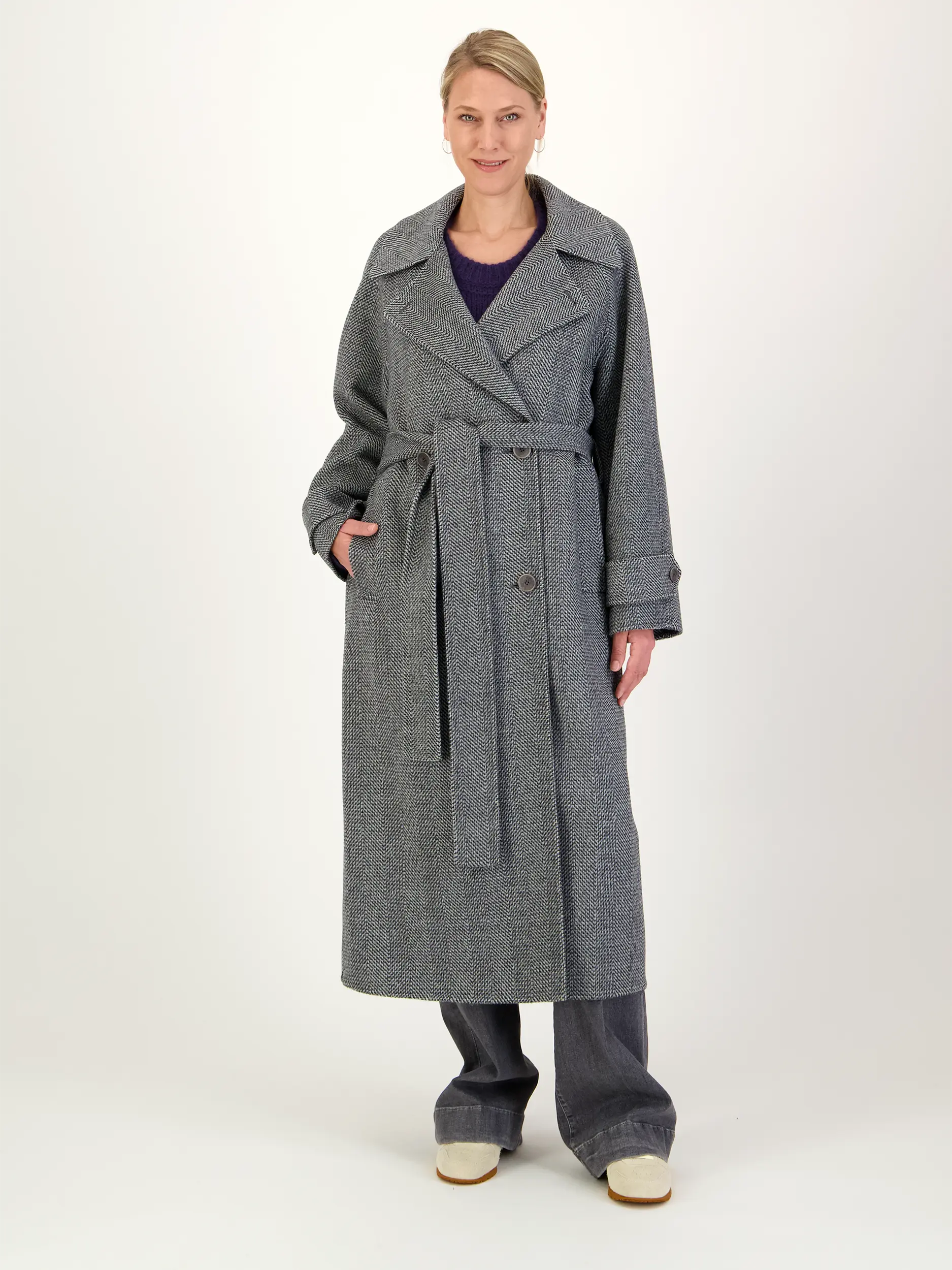 Wollmantel - Artikel Teil eines Outfits getragen von einem Modell - Farbe: Schwarz