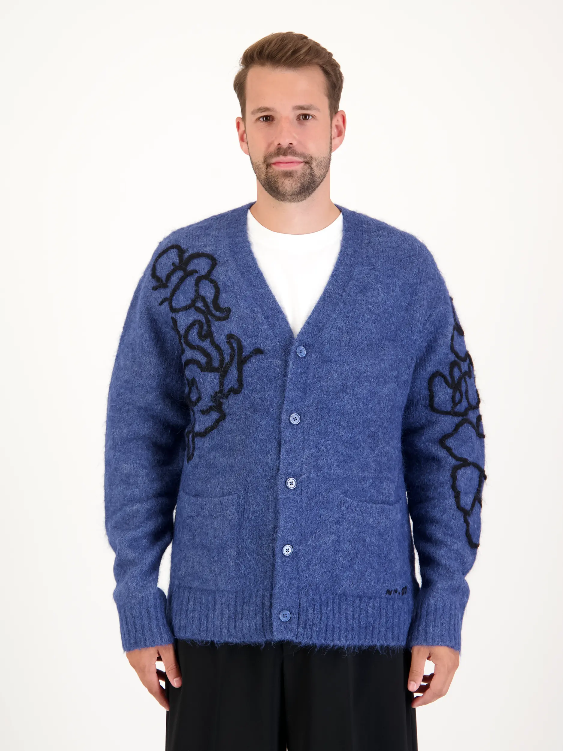 Strickjacke 'Kyle' - Artikel Vorderseite getragen von einem Modell - Farbe: Blau