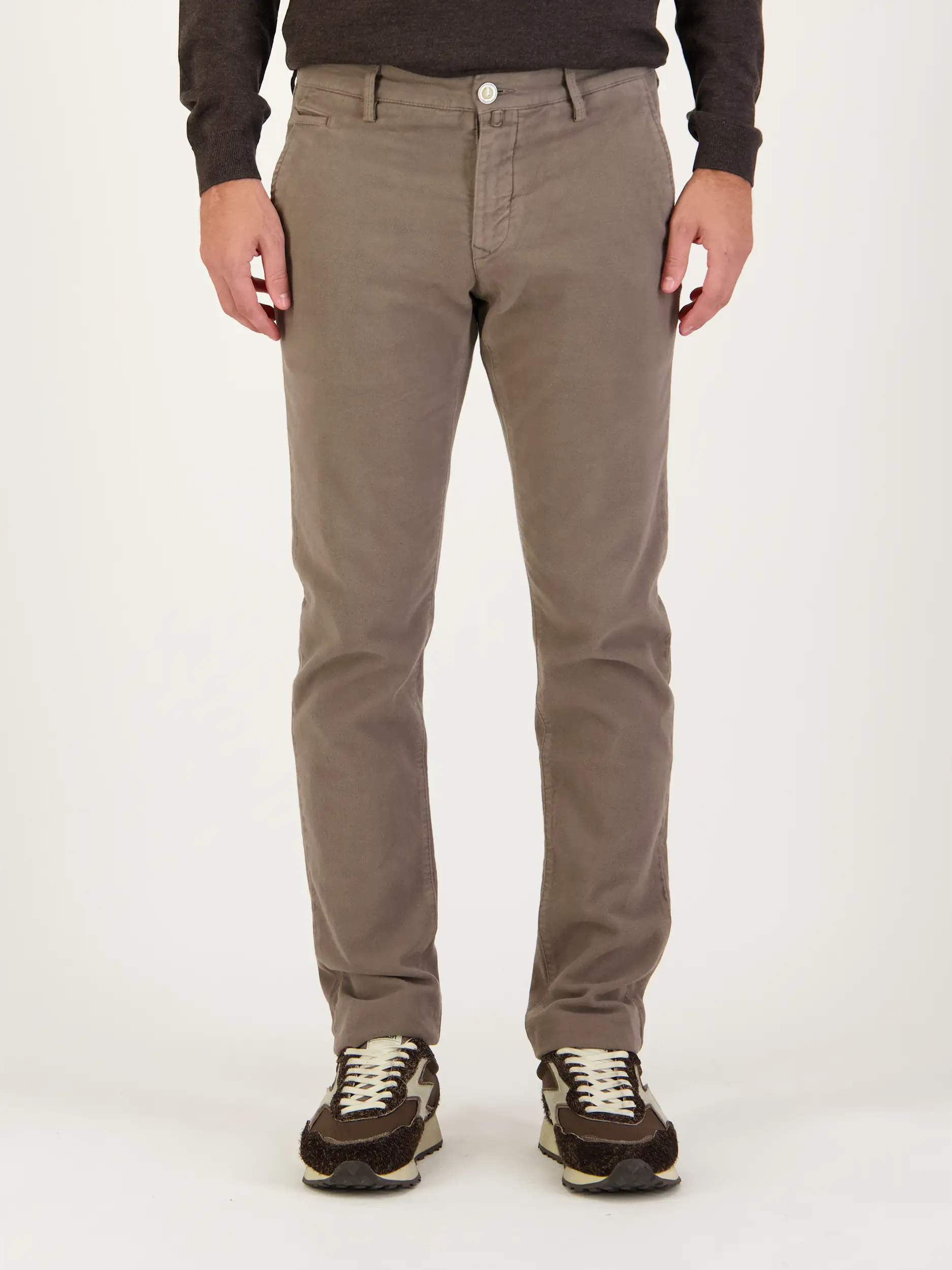 Chino 'Bobby' - Artikel Vorderseite getragen von einem Modell - Farbe: Braun