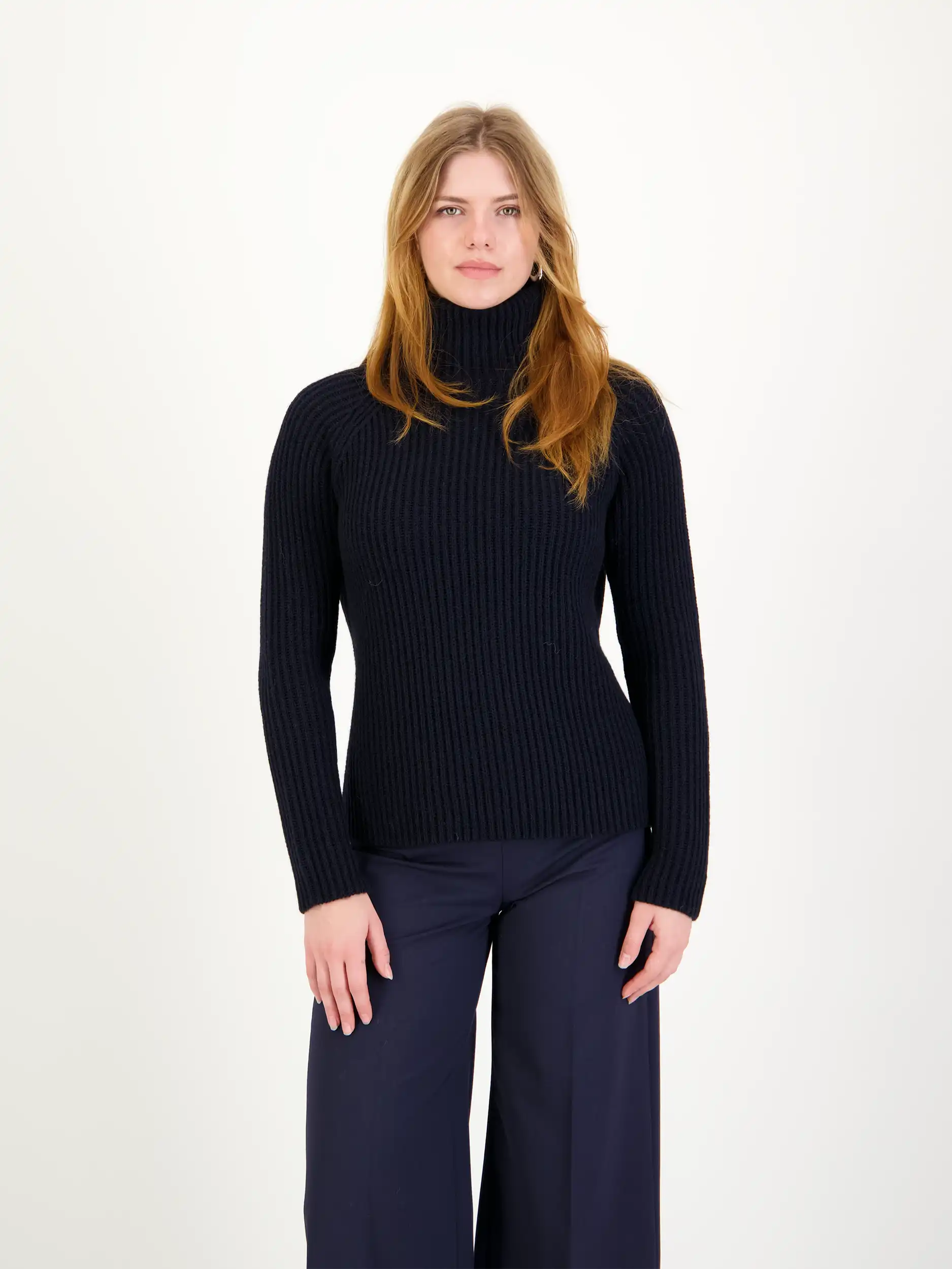 Pullover 'Arwen' - Artikel Vorderseite getragen von einem Modell - Farbe: Blau