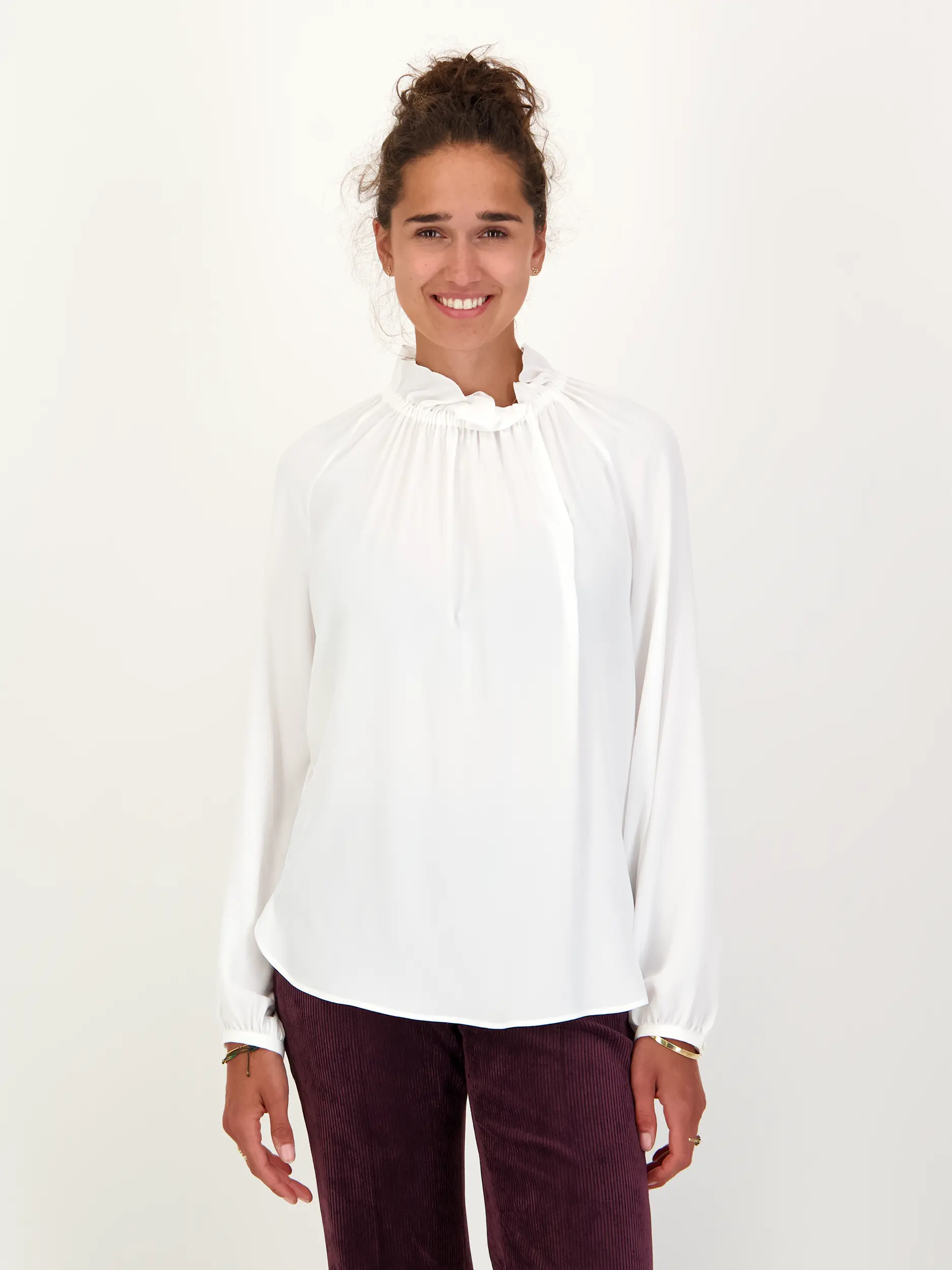 Bluse aus Seiden-Mix langarm - Artikel Vorderseite getragen von einem Modell - Farbe: Creme