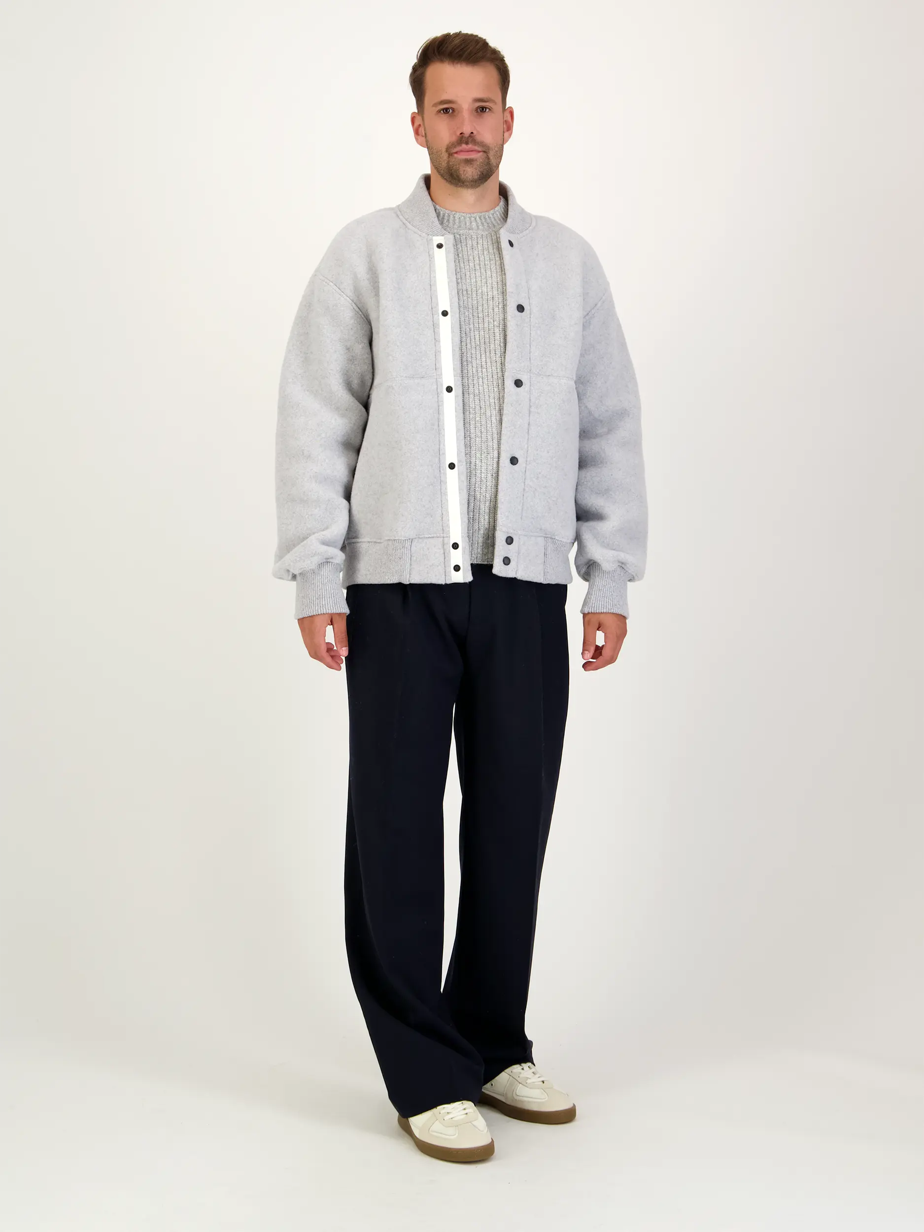 Pullover 'Barrow' aus Woll-Mix langarm - Artikel Teil eines Outfits getragen von einem Modell - Farbe: Grau