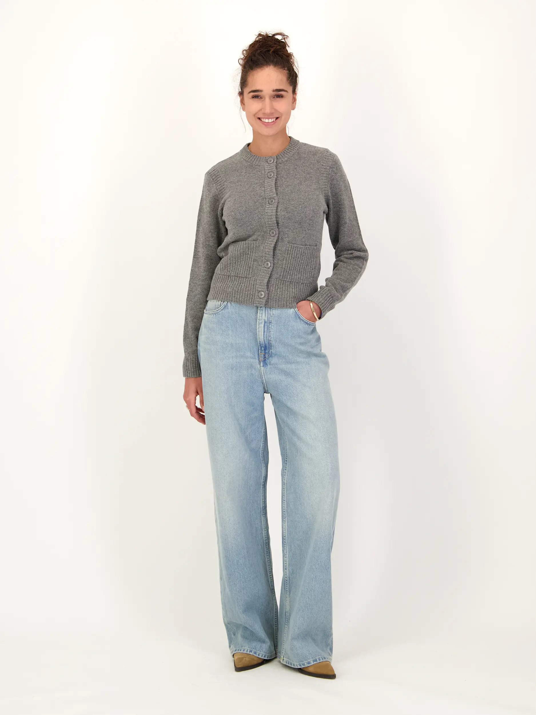 Strickjacke 'Saelifshort' aus Wolle - Artikel Teil eines Outfits getragen von einem Modell - Farbe: Grau