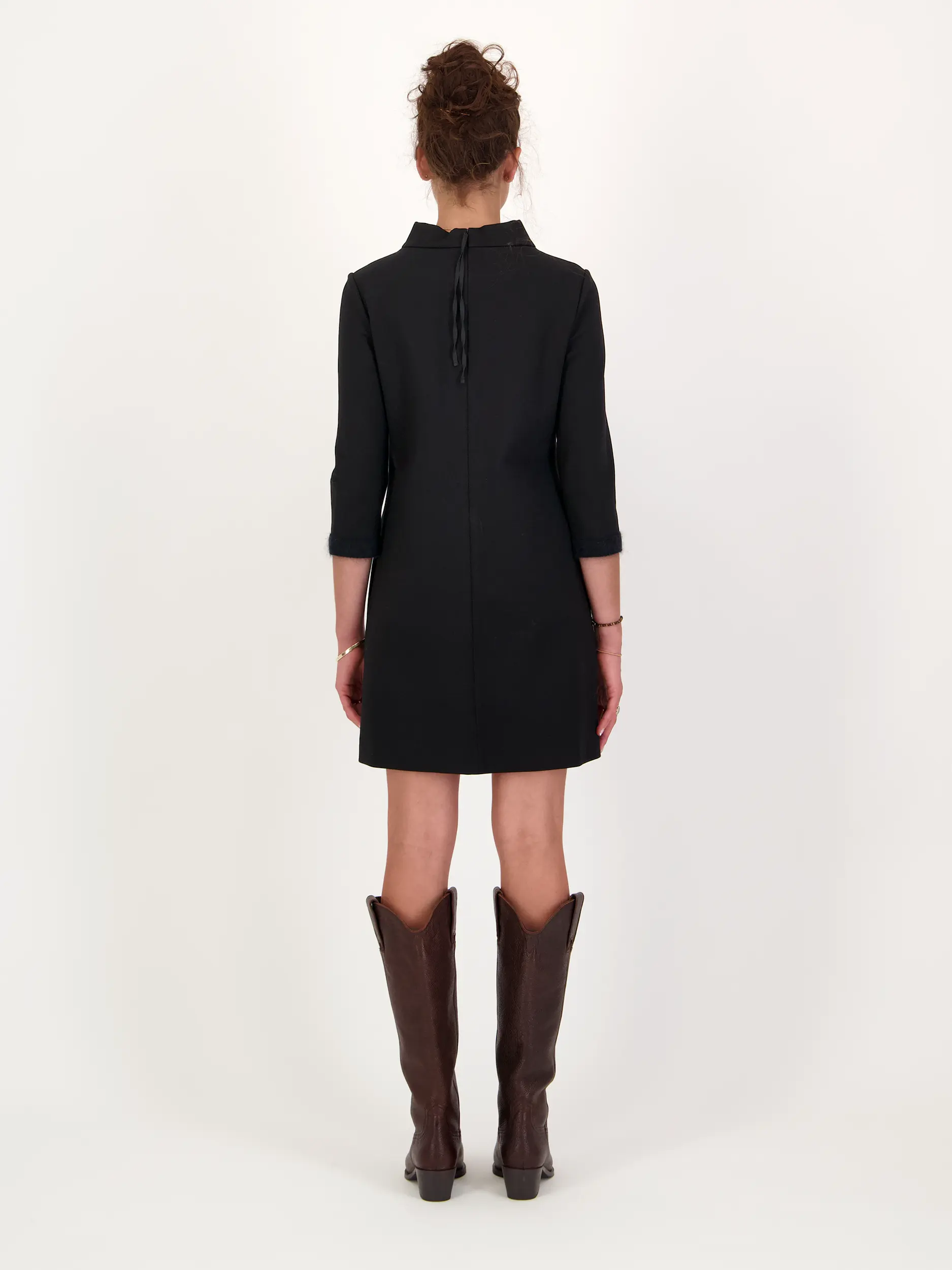 Minikleid 'Emotional Essence' langarm - Artikel Rückseite getragen von einem Modell - Farbe: Schwarz