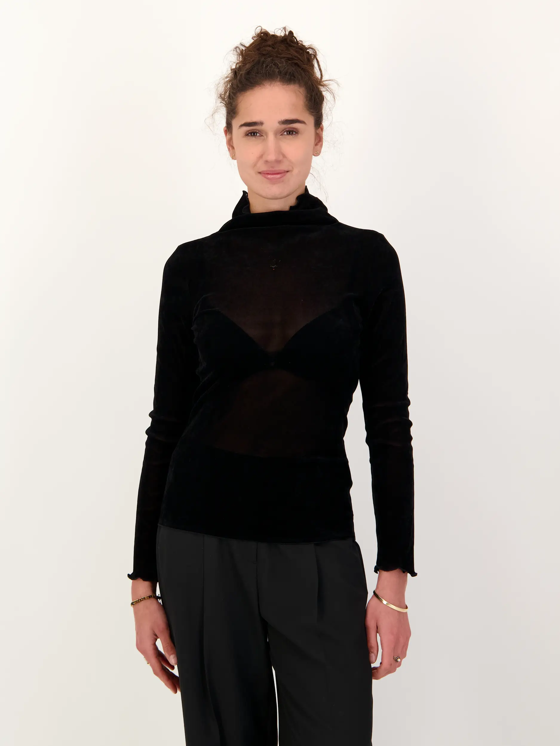 Langarmshirt aus Samt - Artikel Vorderseite getragen von einem Modell - Farbe: Schwarz