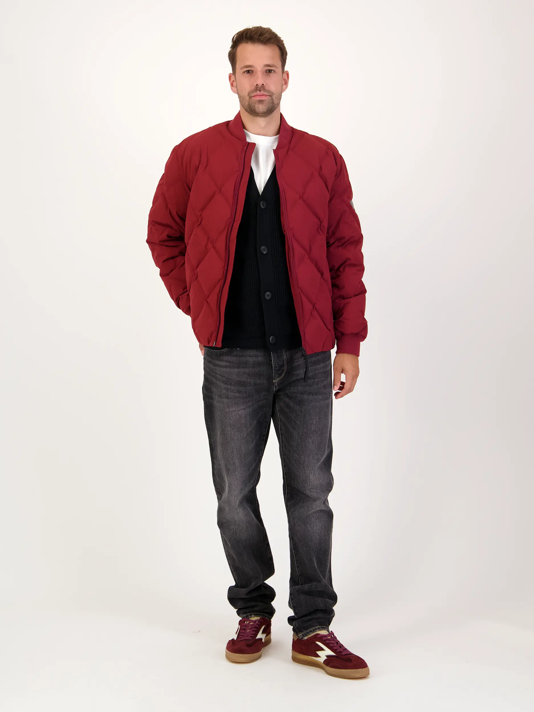 Mid Rise Straight Leg Jeans 'Stockton Straight' - Artikel Teil eines Outfits getragen von einem Modell - Farbe: Grau