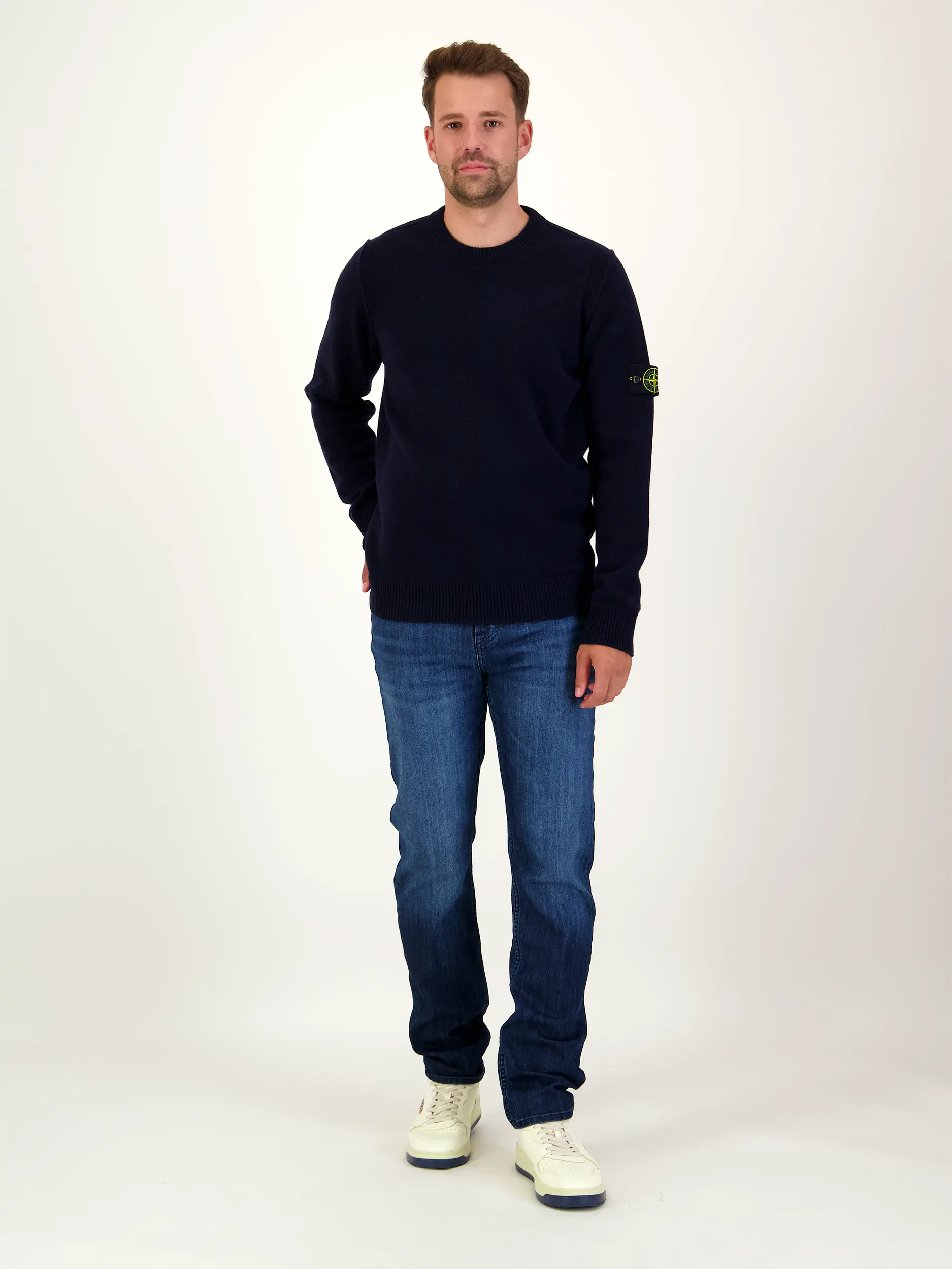 Mid Rise Slim Fit Jeans 'Landing' - Artikel Teil eines Outfits getragen von einem Modell - Farbe: Blau