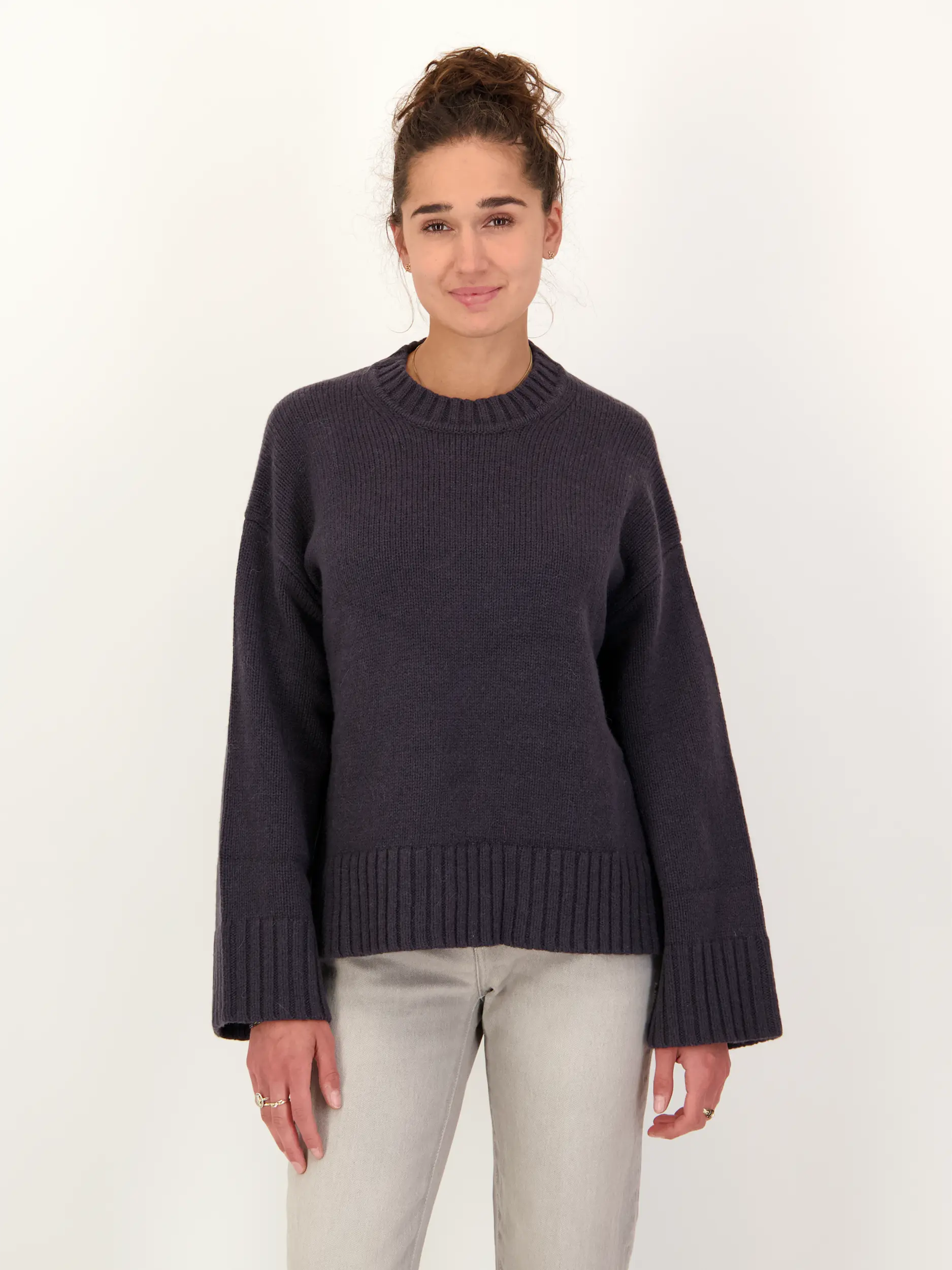 Pullover 'Sakeiku' aus Wolle langarm  - Artikel Vorderseite getragen von einem Modell - Farbe: Blau