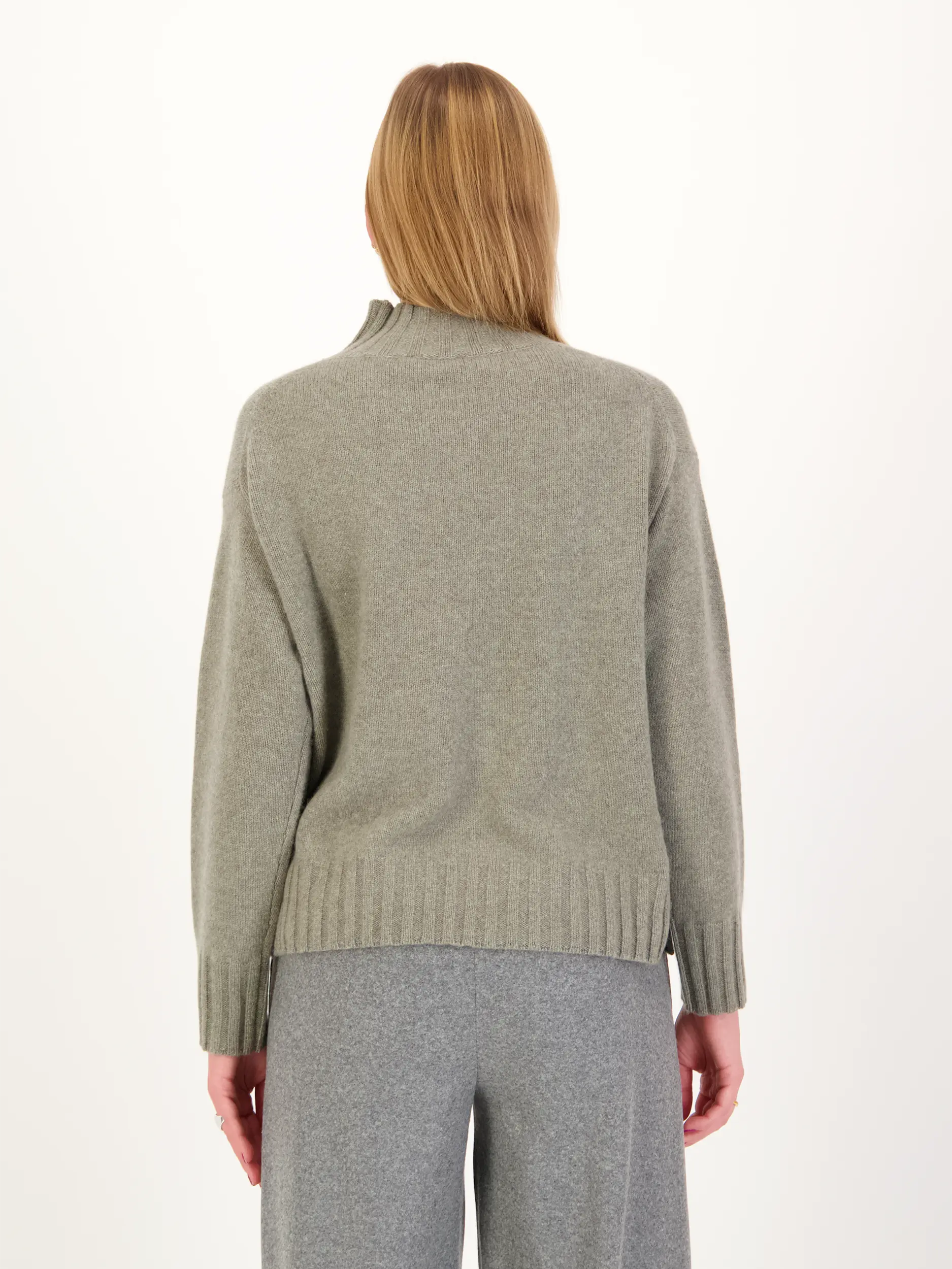 Pullover aus Kaschmir langarm - Artikel Rückseite getragen von einem Modell - Farbe: Grün