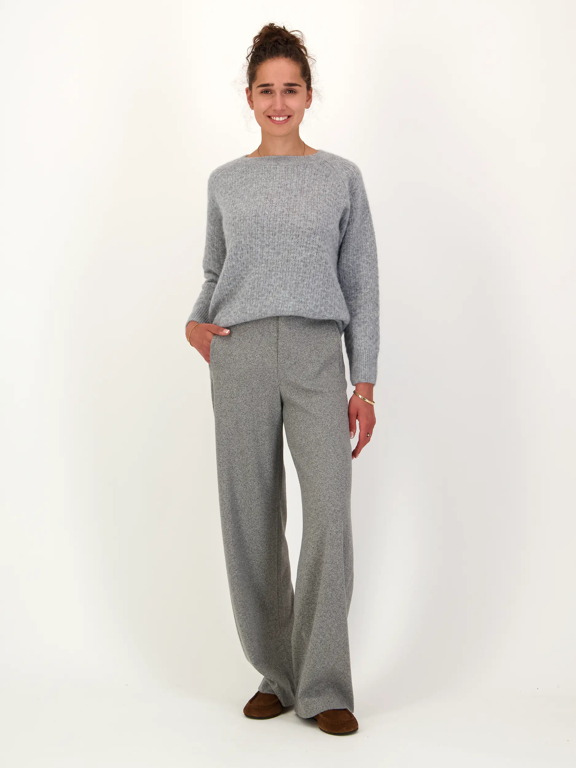 High Rise Wide Leg Hose 'Fae' - Artikel Teil eines Outfits getragen von einem Modell - Farbe: Grau