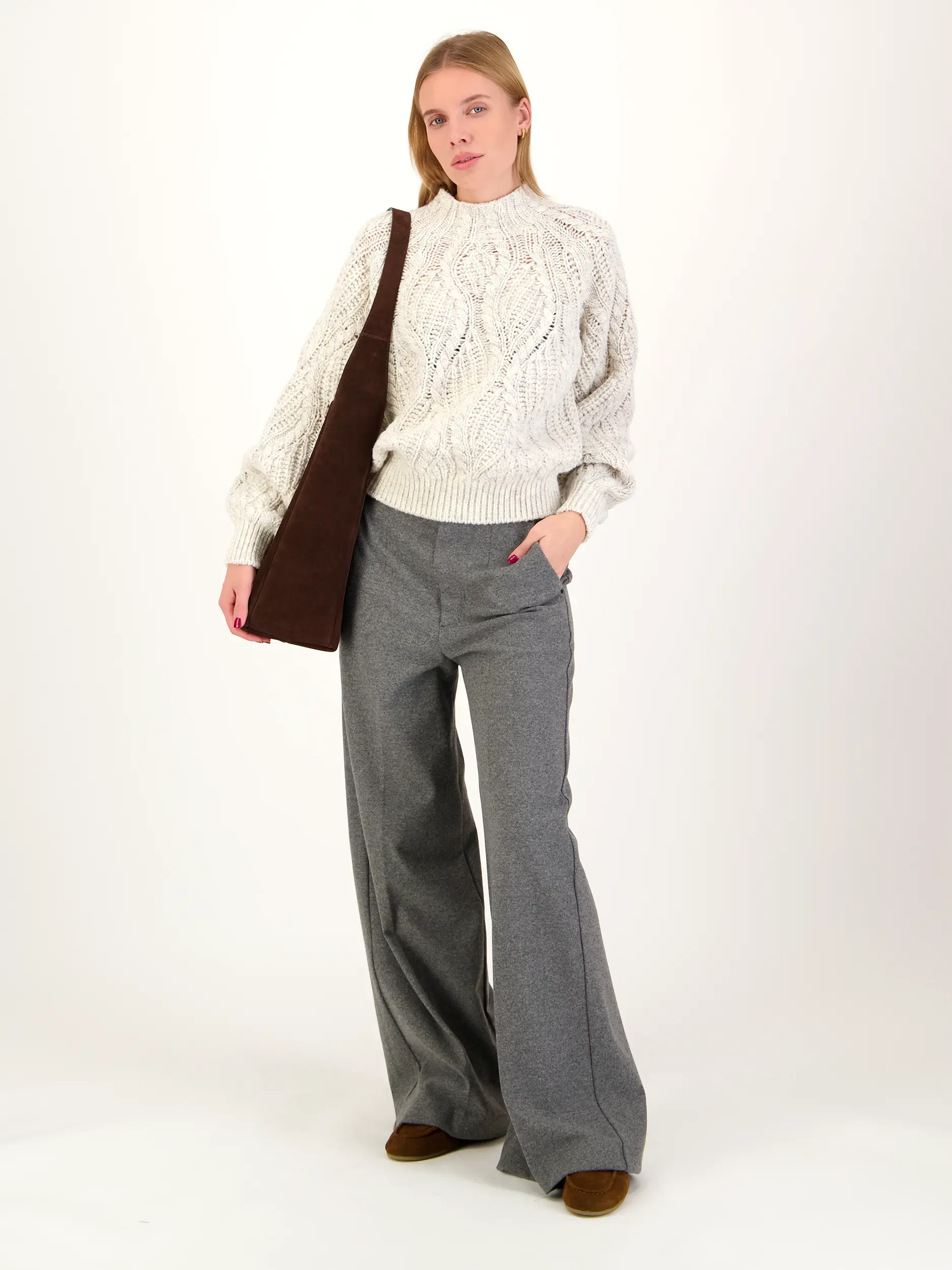 Pullover 'Larelya' langarm - Artikel Teil eines Outfits getragen von einem Modell - Farbe: Beige