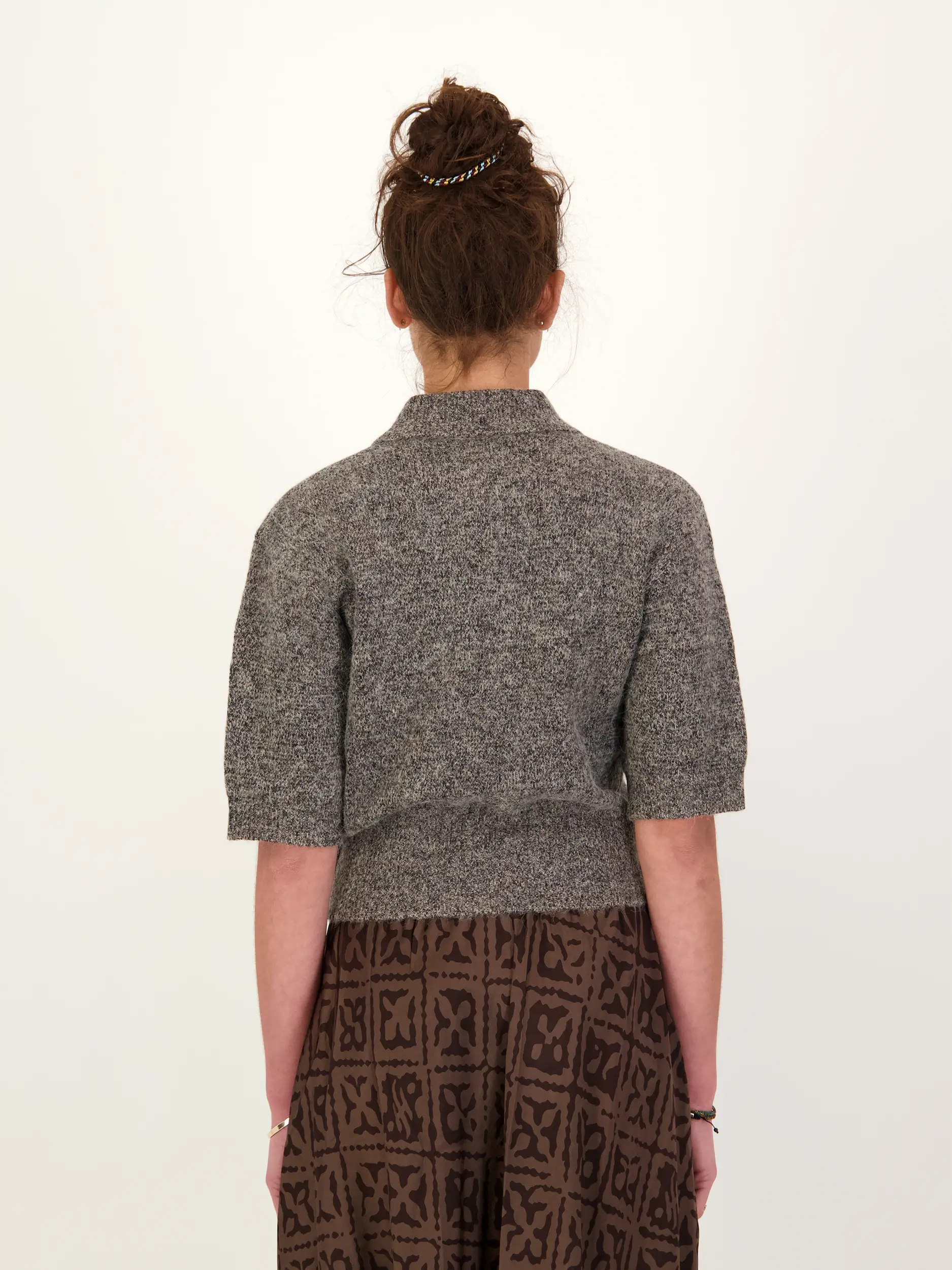 Strickjacke 'Sakelsie'  - Artikel Rückseite getragen von einem Modell - Farbe: Braun