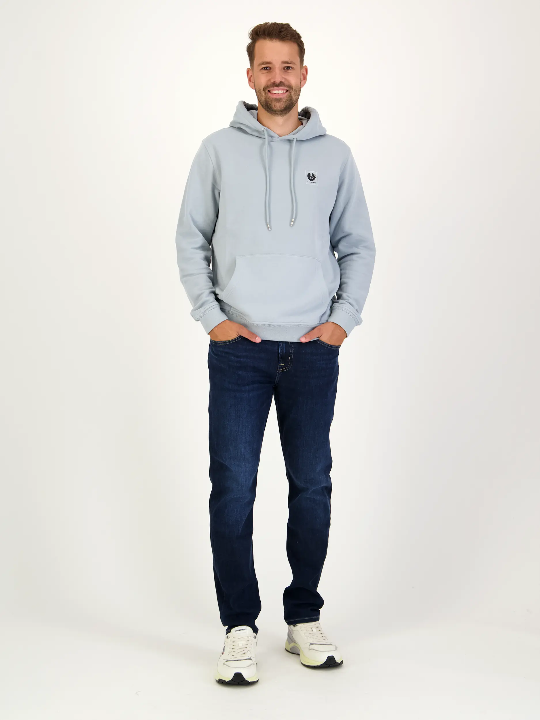 Mid Rise Skinny Fit Jeans 'Fairfield' - Artikel Teil eines Outfits getragen von einem Modell - Farbe: Blau