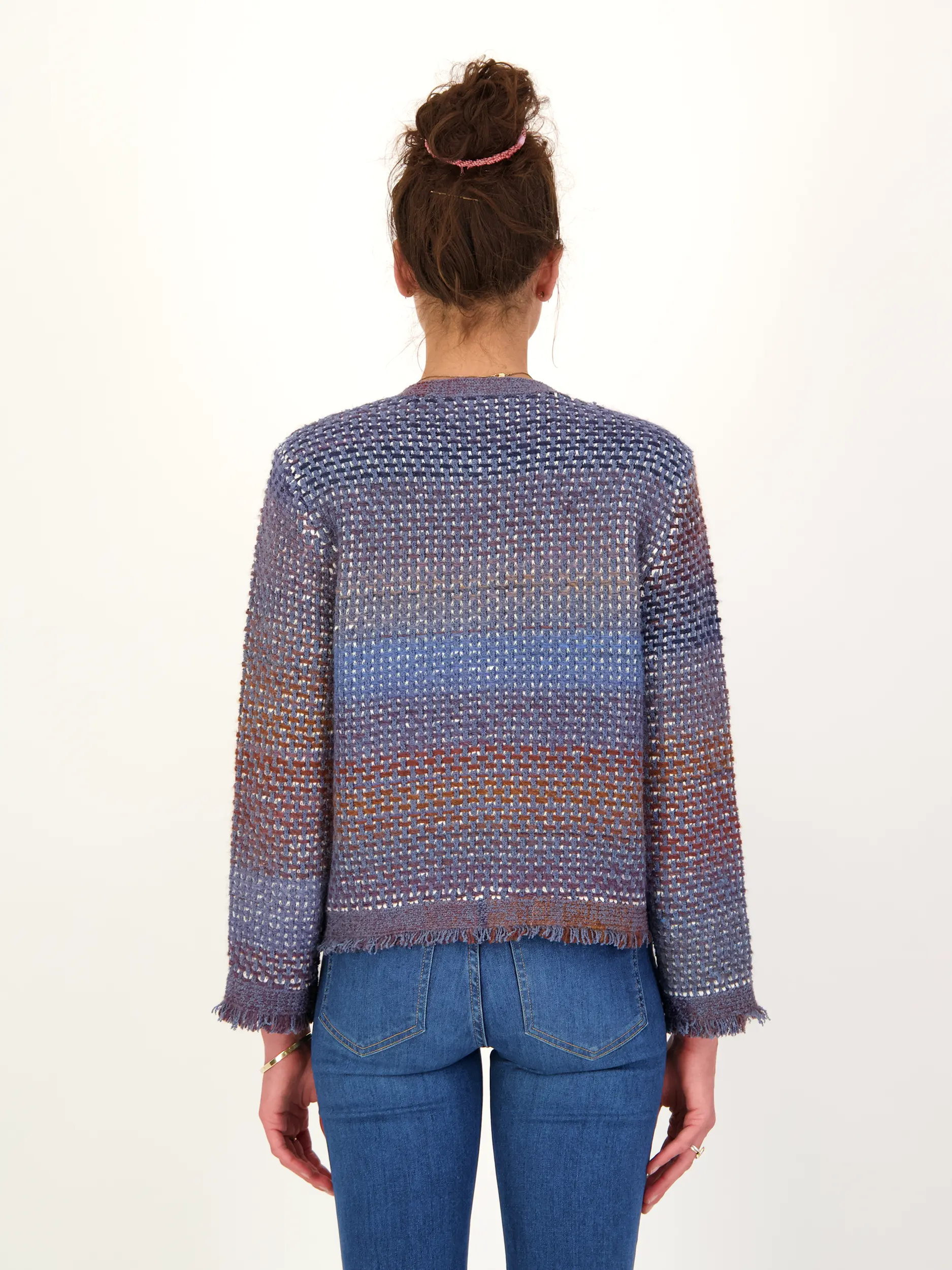 Gemusterte Strickjacke 'Sariyah knit' aus Woll-Mix mit Fransen - Artikel Rückseite getragen von einem Modell - Farbe: Blau