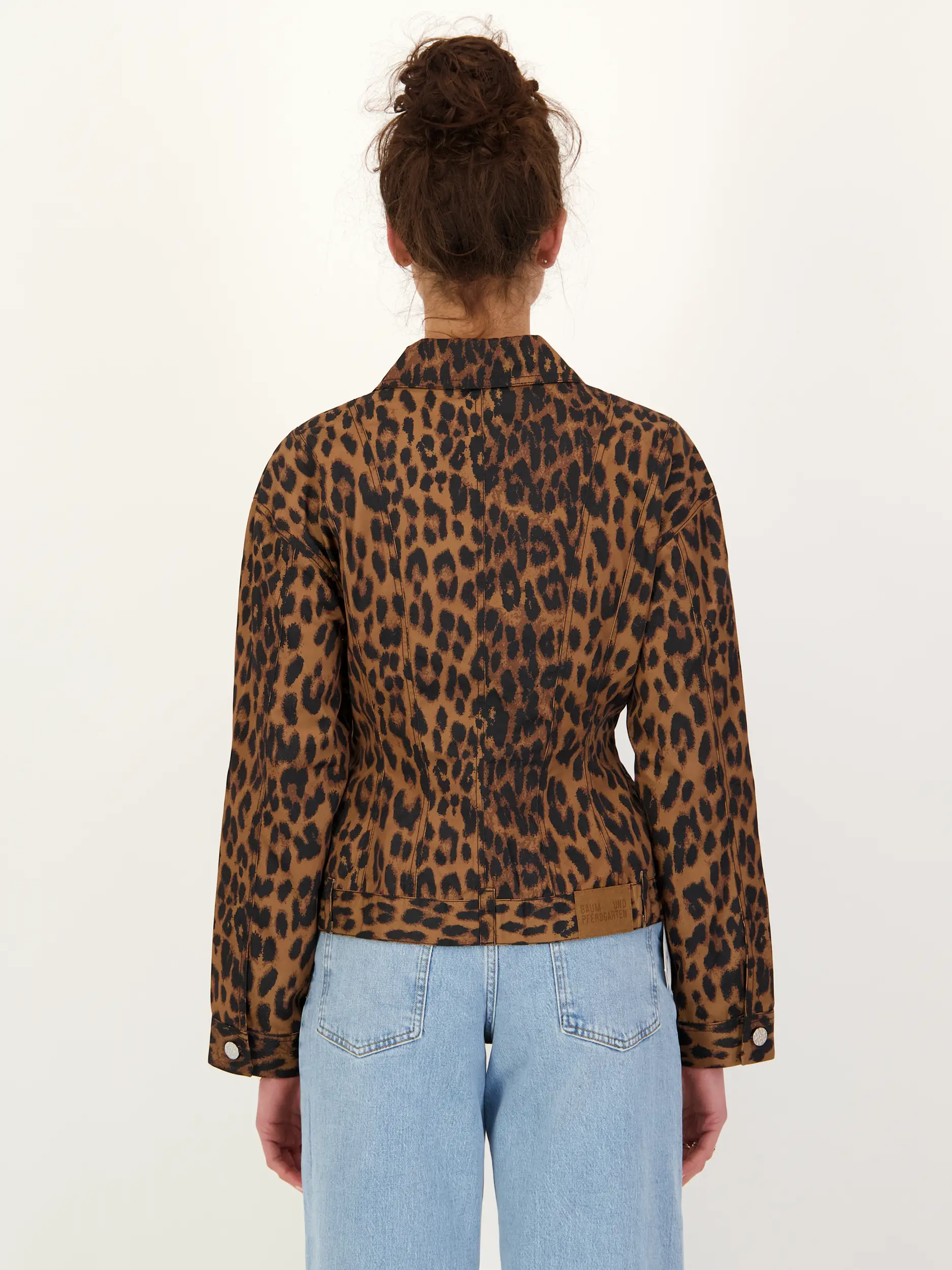 Jacke mit Leomuster - Artikel Rückseite getragen von einem Modell - Farbe: Braun