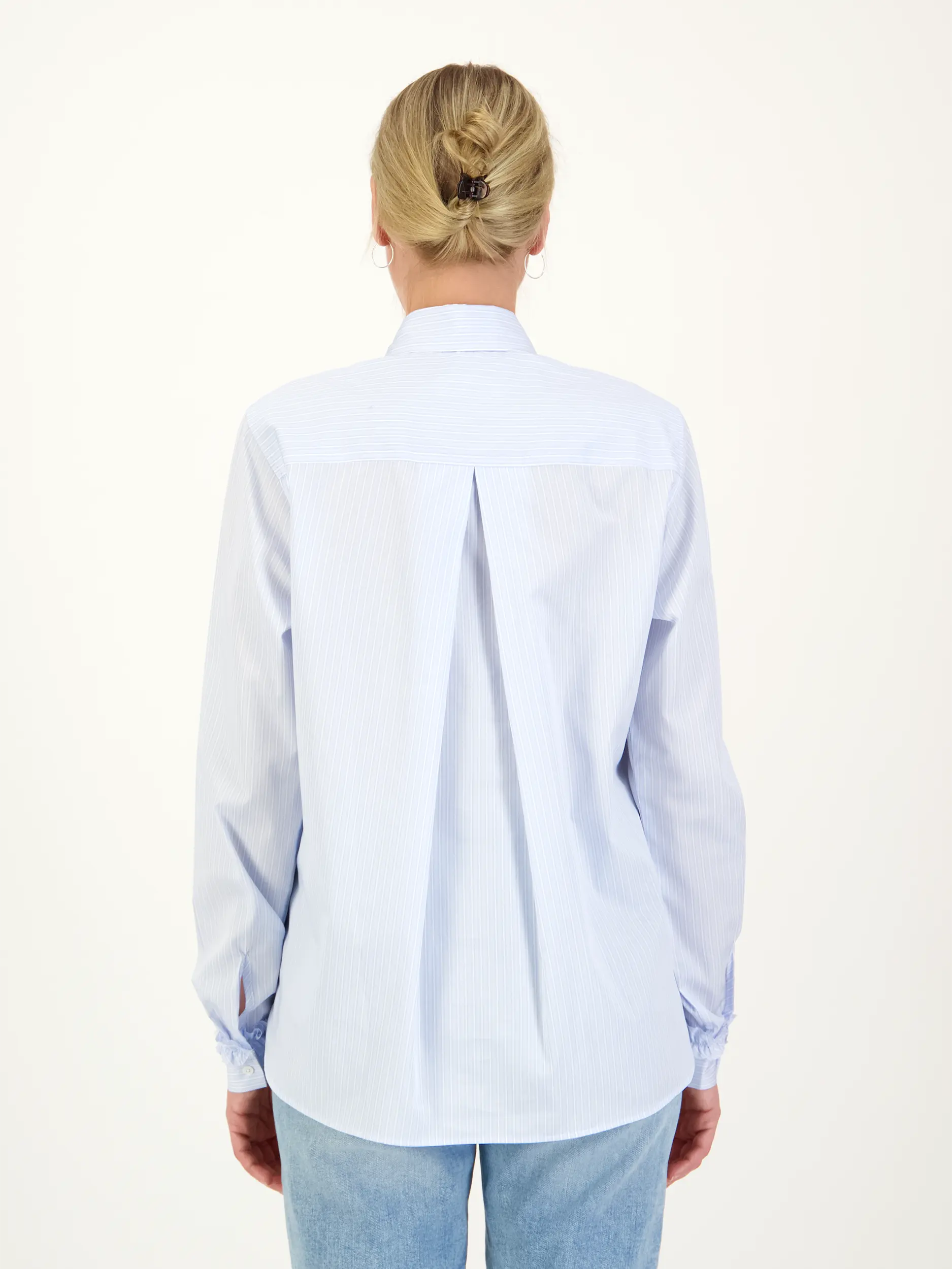 Baumwollbluse 'Romy' mit Rüschen - Artikel Rückseite getragen von einem Modell - Farbe: Blau